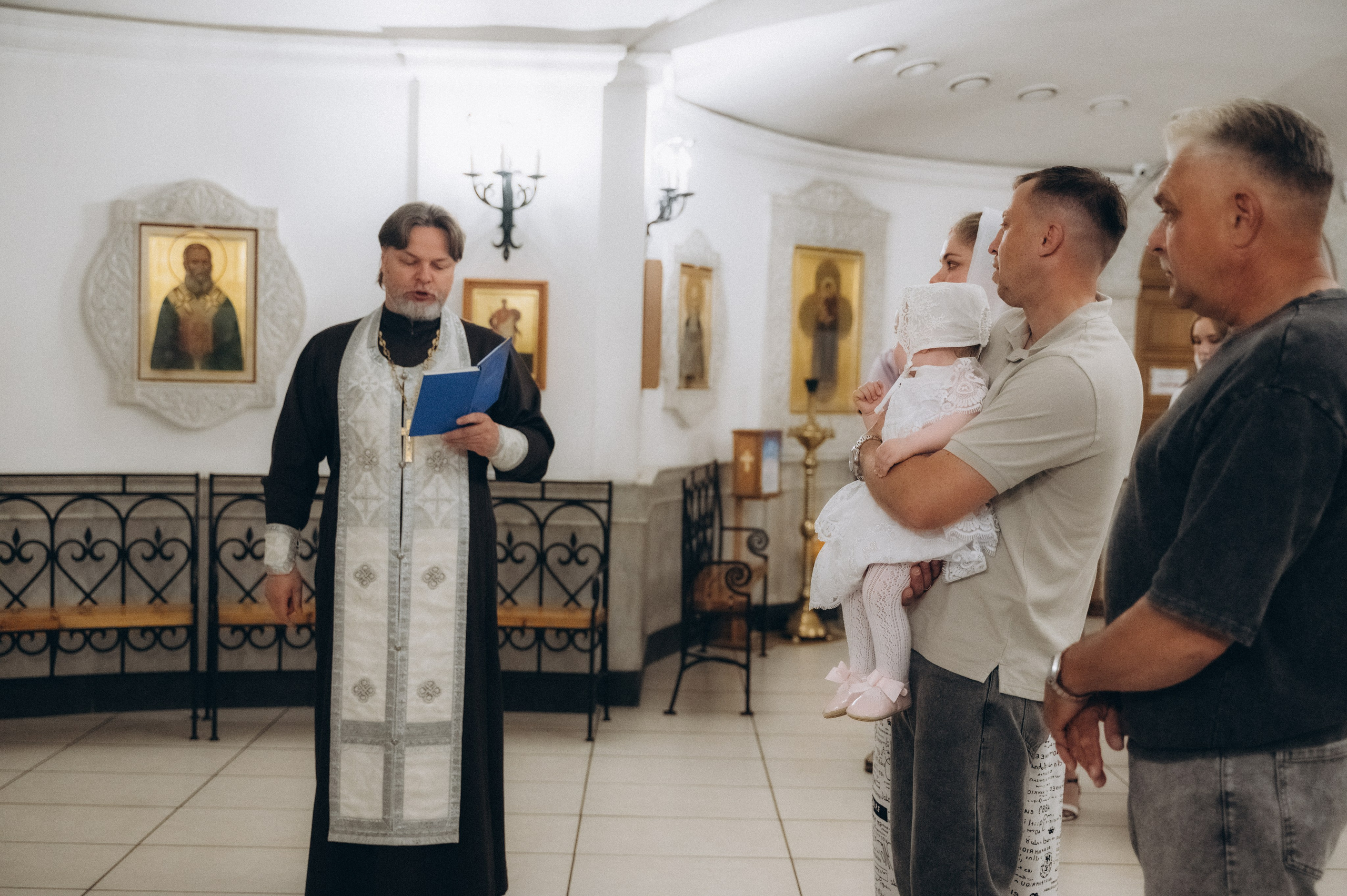 Крещение Владиславы (Криптовый храм в честь собора Новомучеников и Исповедников земли Белорусской). Семейный фотограф в Минске Дарья Дреко