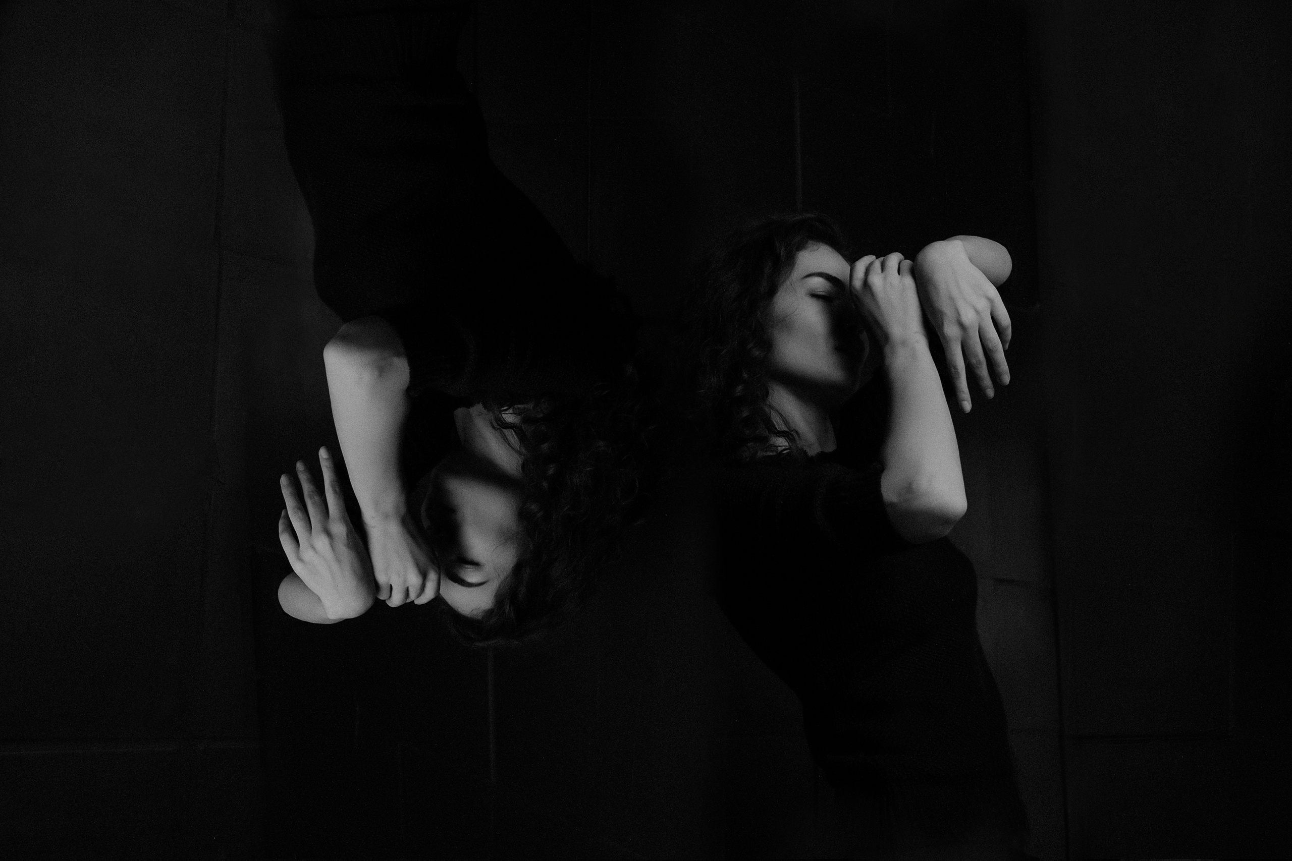 черно белый портрет девушки