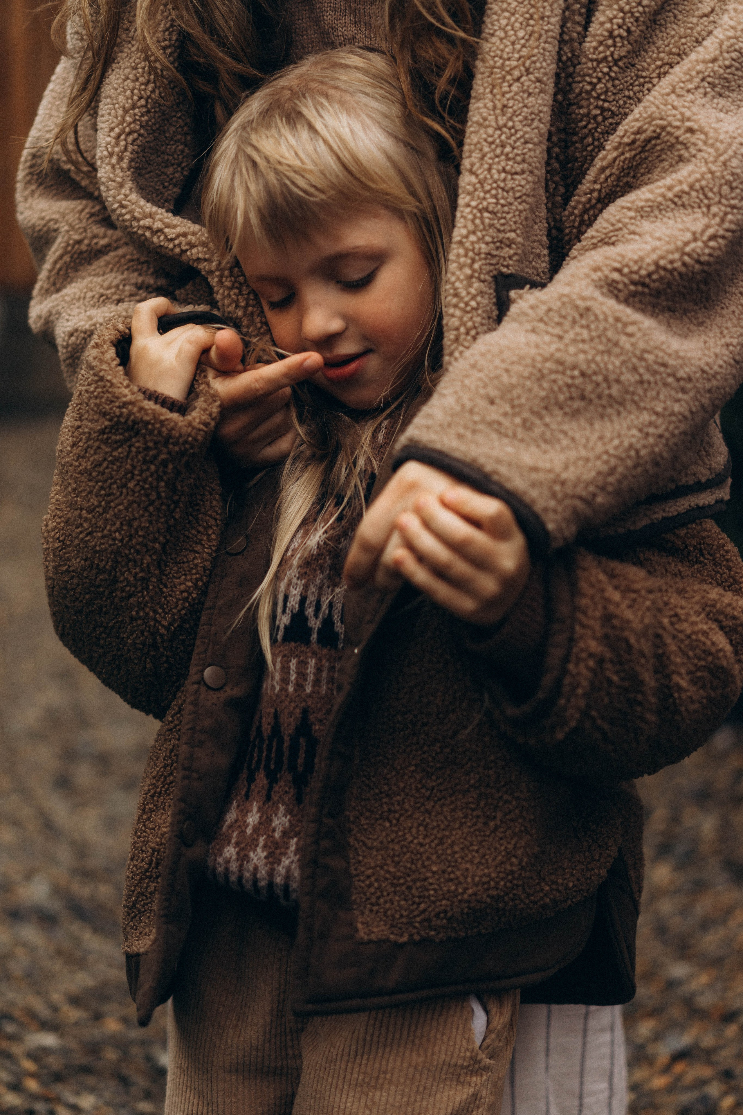 Фотосессия у дома во дворе мама и дочка. Фотограф Екатеринбург Кокшарова Александра