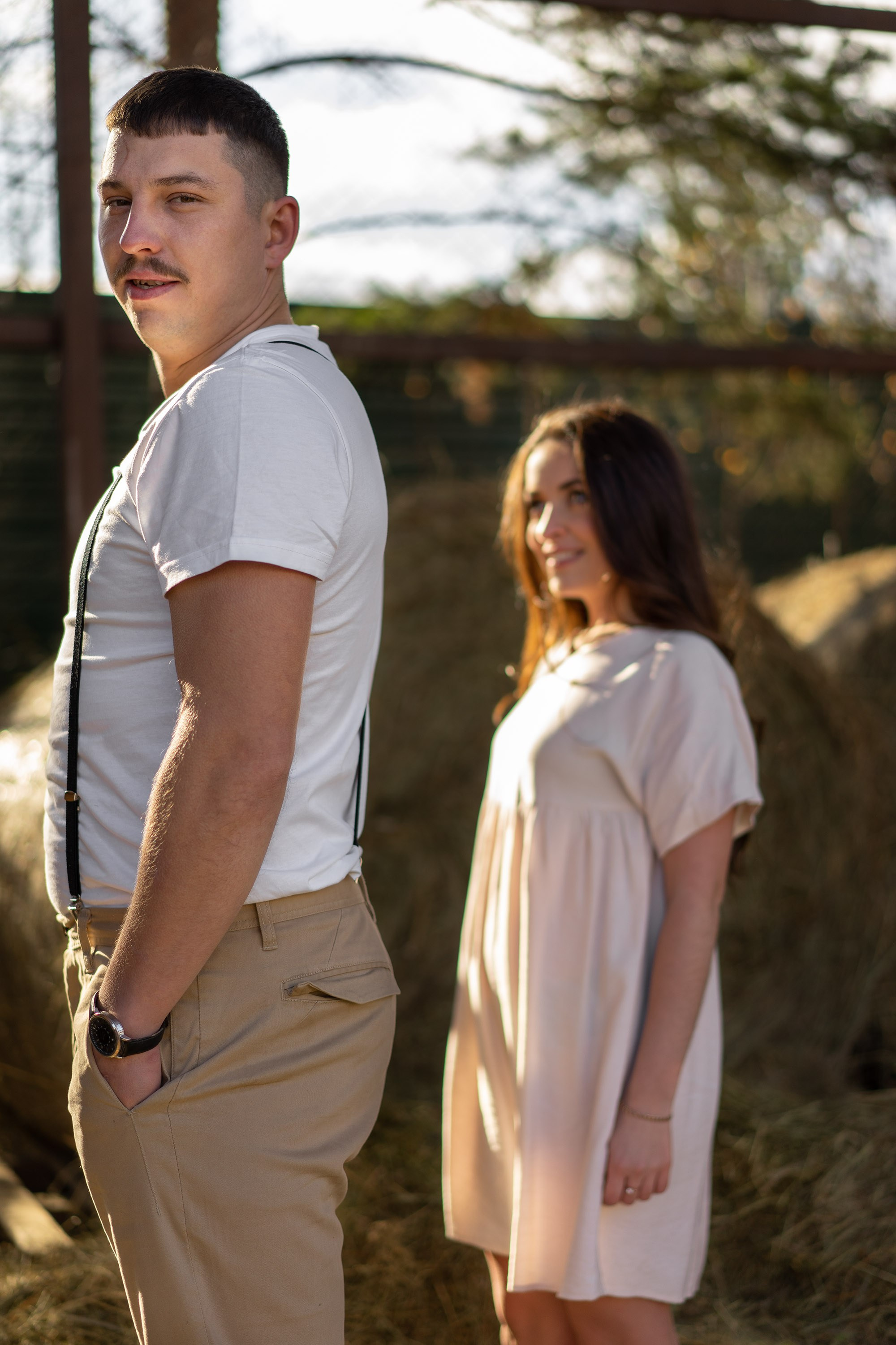 Фотосессия влюбленных в конюшне. Фотограф Екатеринбург Кокшарова Александра