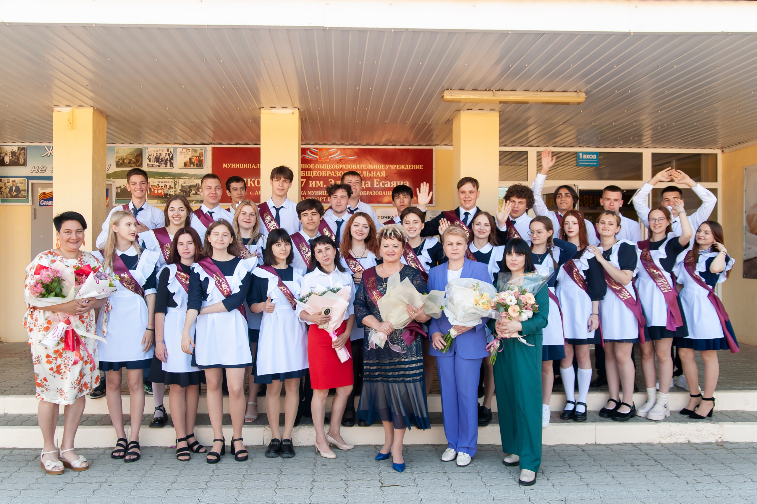 Последний Звонок МАОУ СОШ № 17 им. Эдуарда Есаяна — Архипо-Осиповка. Свадебный и семейный фотограф Денис Лукьянов в Краснодаре, Краснодарском крае и Республике Крым