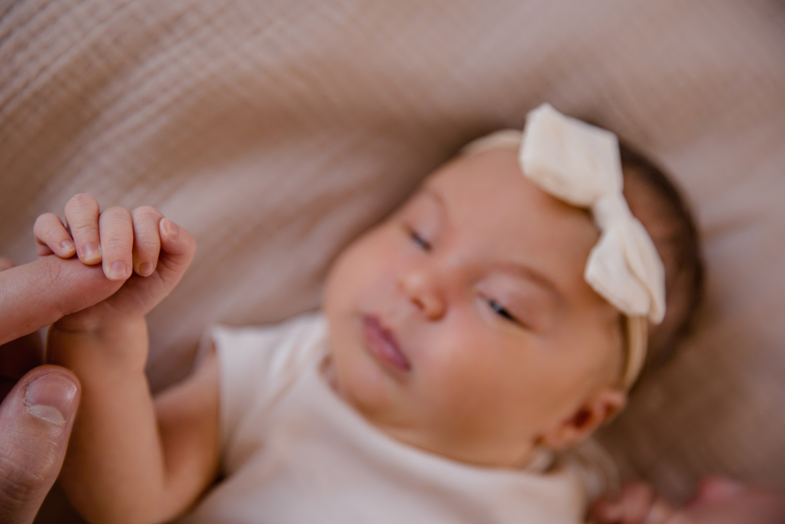 Новорожденная Ульяна в уюте дома. Семейный и детский фотограф в Москве Вера Ускова