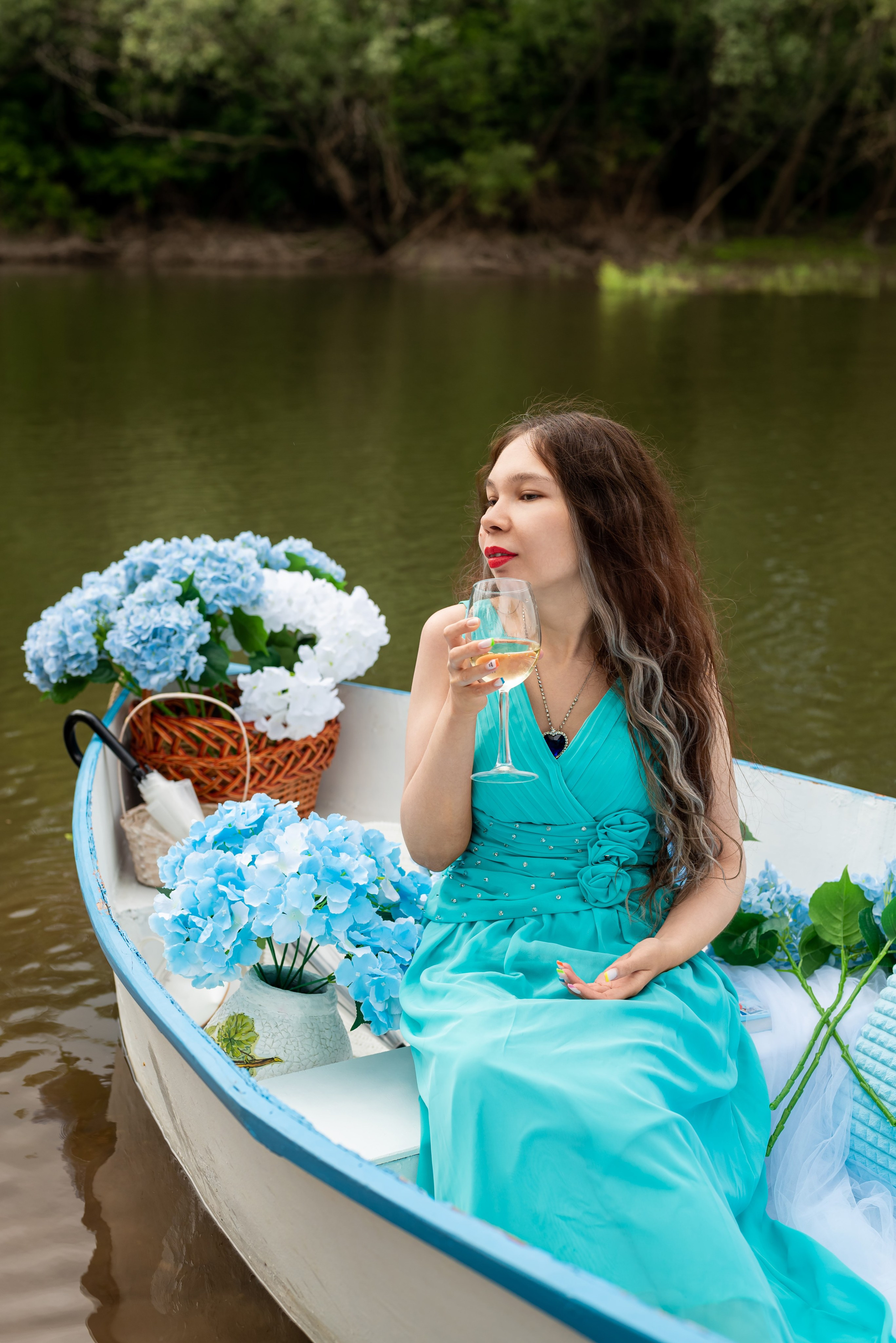 Фотопроект на лодке с голубыми гортензиями. Фотограф в городе Салават