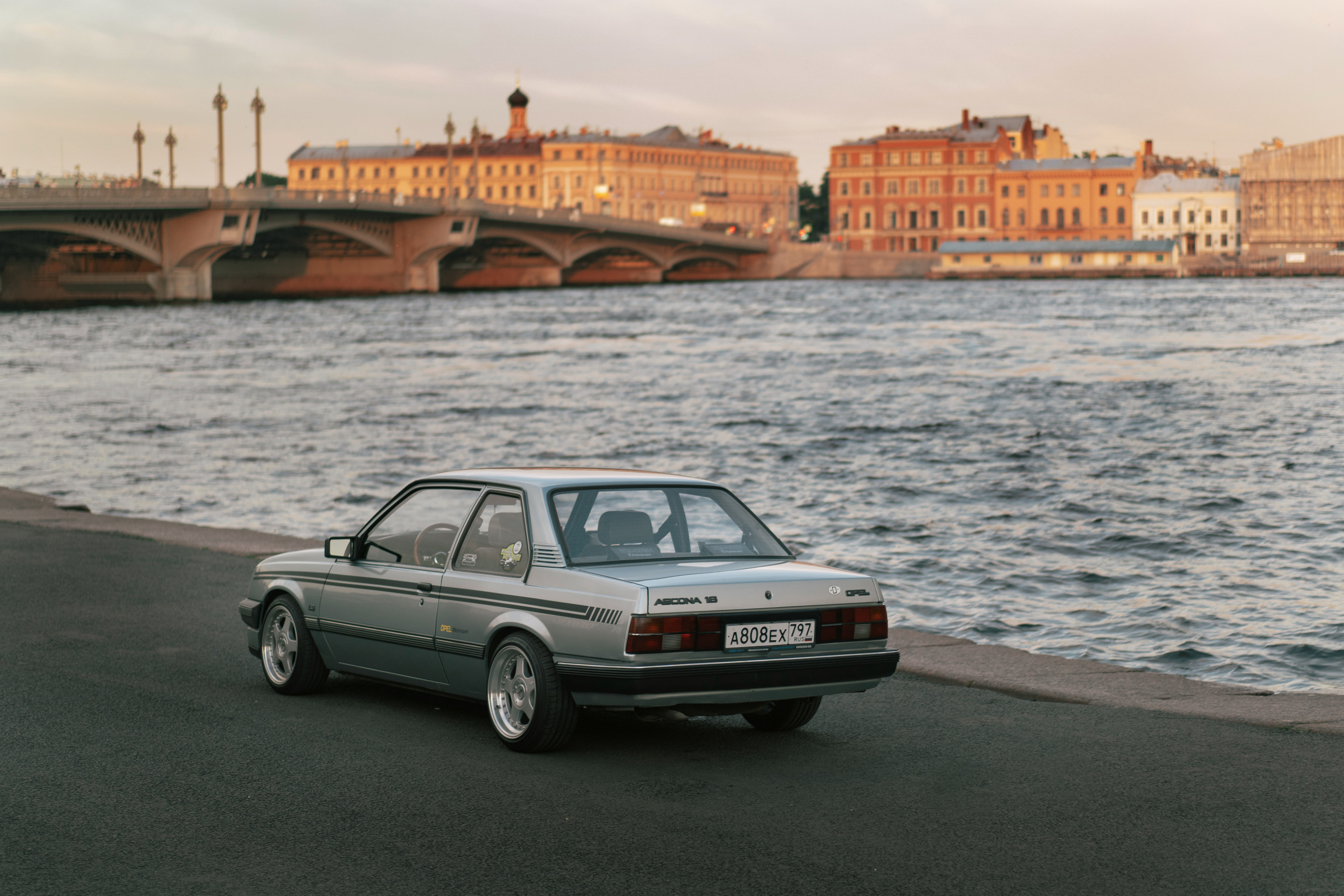 Старый Опель и вид на Петербург