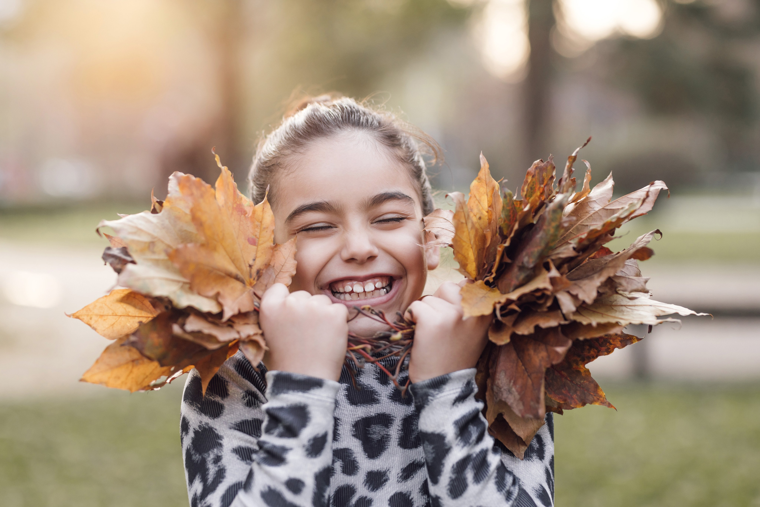 Мама и дочь, осенняя городская прогулка. Фотохудожник Наталия Кирсанова