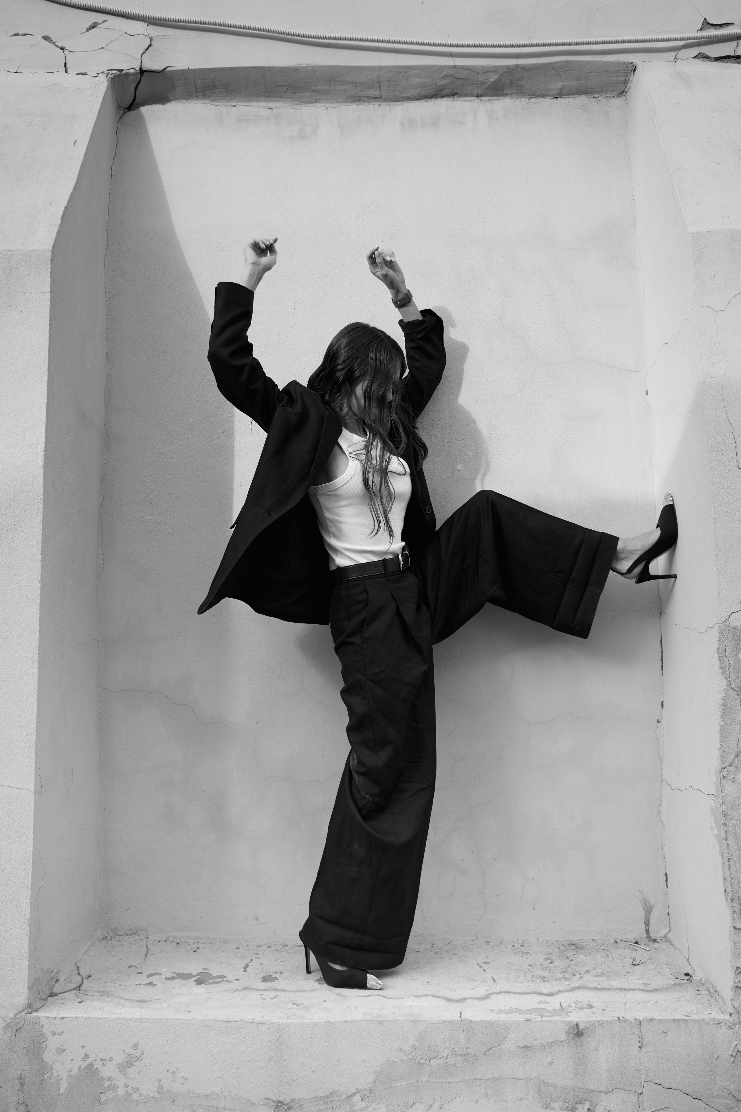 черно-белая фотография девушки 