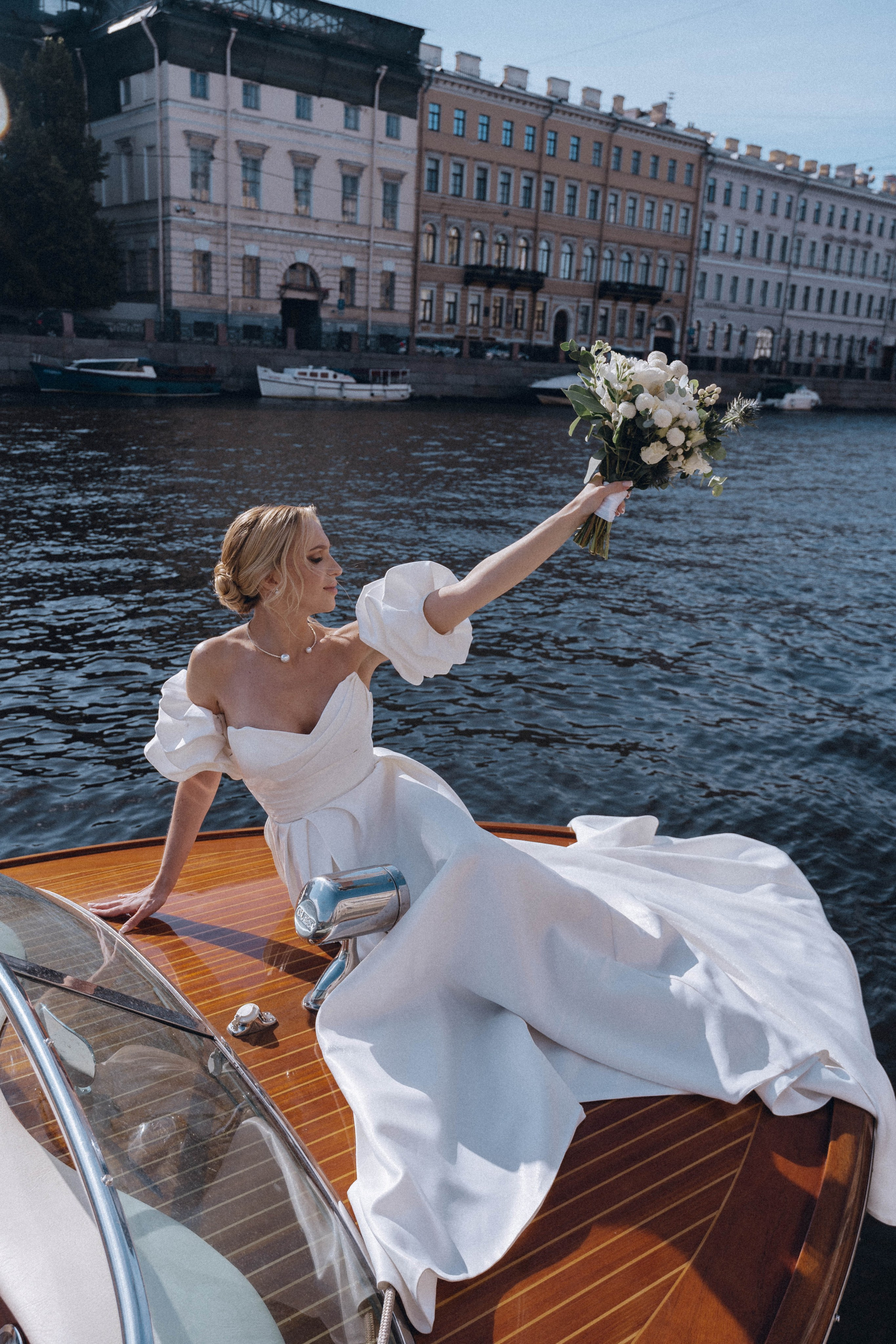СВАДЕНБНАЯ СЬЕМКА НА КАТЕРЕ ПО КАНАЛАМ САНКТ-ПЕТЕРБУРГА И В АКВАТОРИИ НЕВЫ. Профессиональный фотограф, Санкт-Петербург — Виктория Богомолова