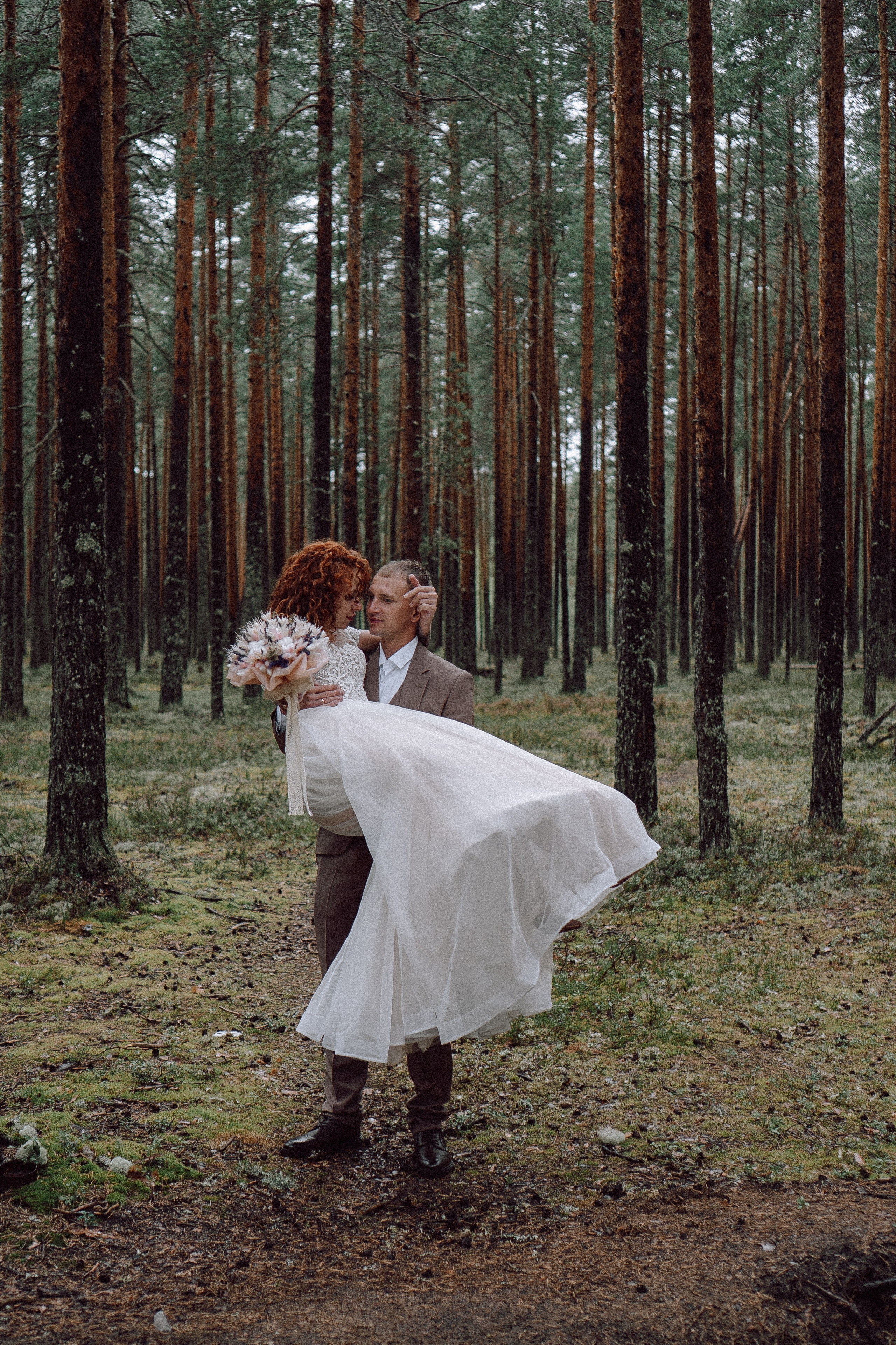 СВАДЕБНАЯ ФОТОСЕССИИЯ ПАРЫ В ГОРОДЕ ПРИОЗЕРСК В СОСНОВОМ ЛЕСУ И С ПИКАПОМ. Профессиональный фотограф, Санкт-Петербург — Виктория Богомолова