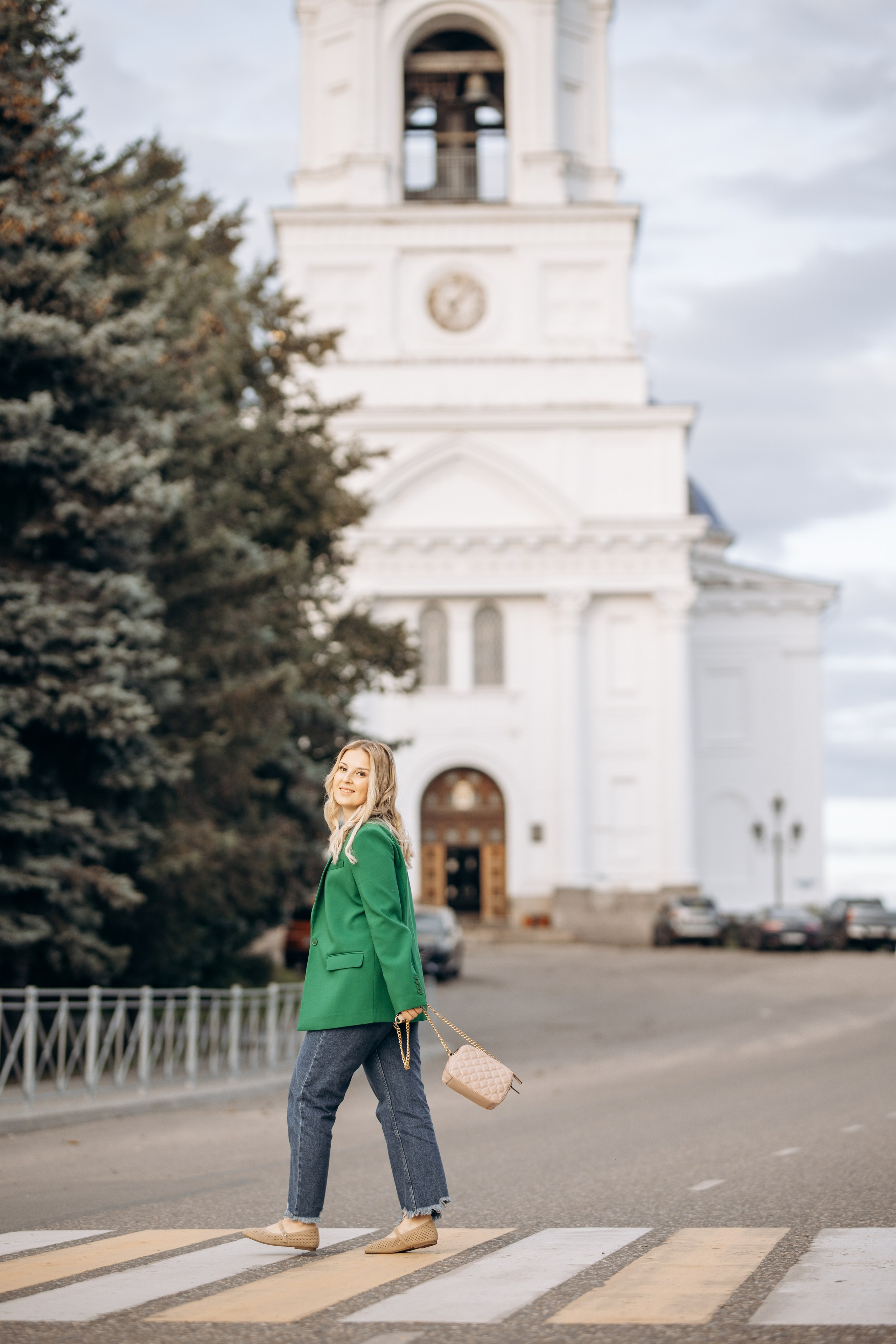 Хотели фотографироваться в рулонах, но получилась прогулка по городу......и это даже к лушему. Детский фотограф в Дубне и Кашине Елена Карпушина