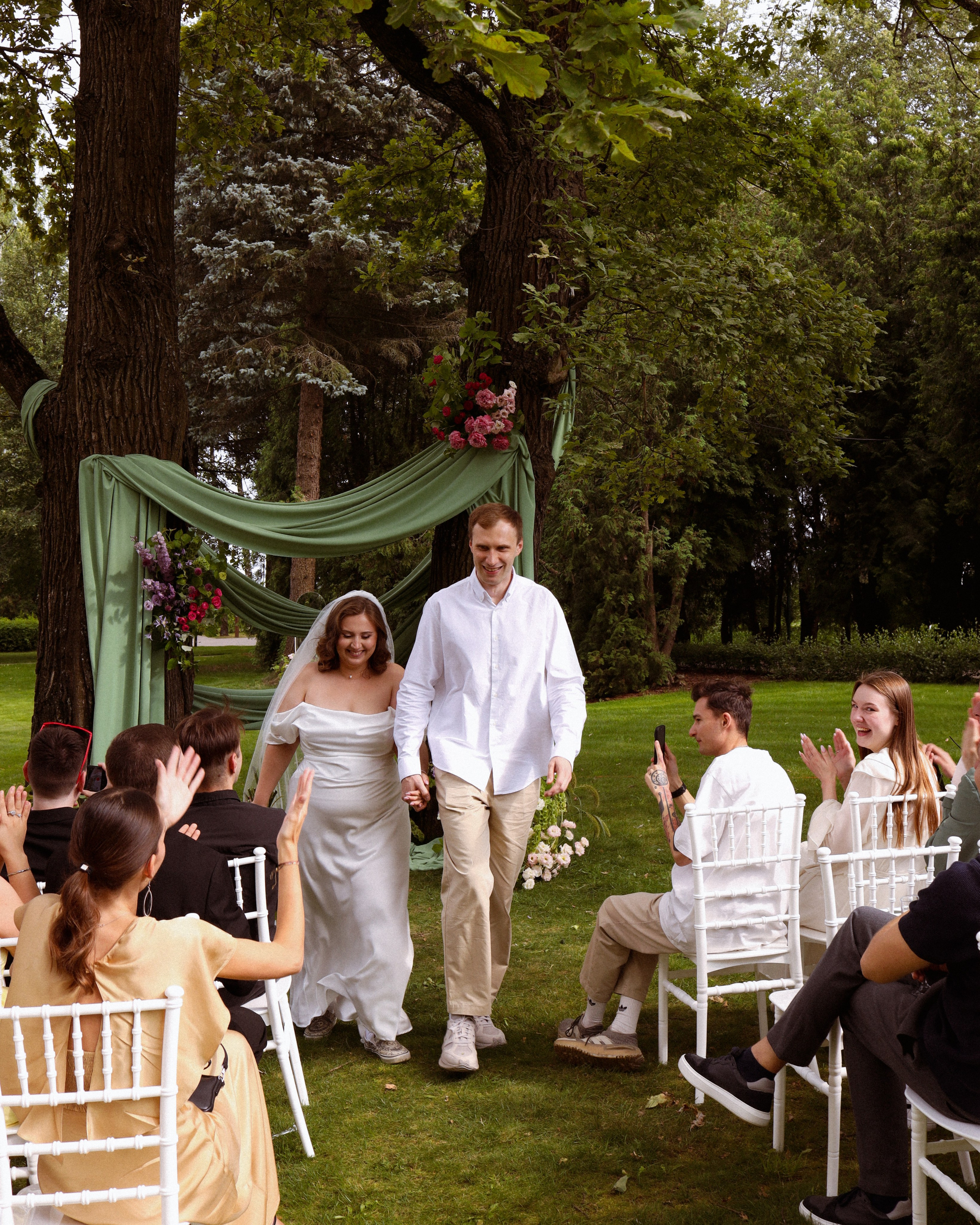 Молодожены