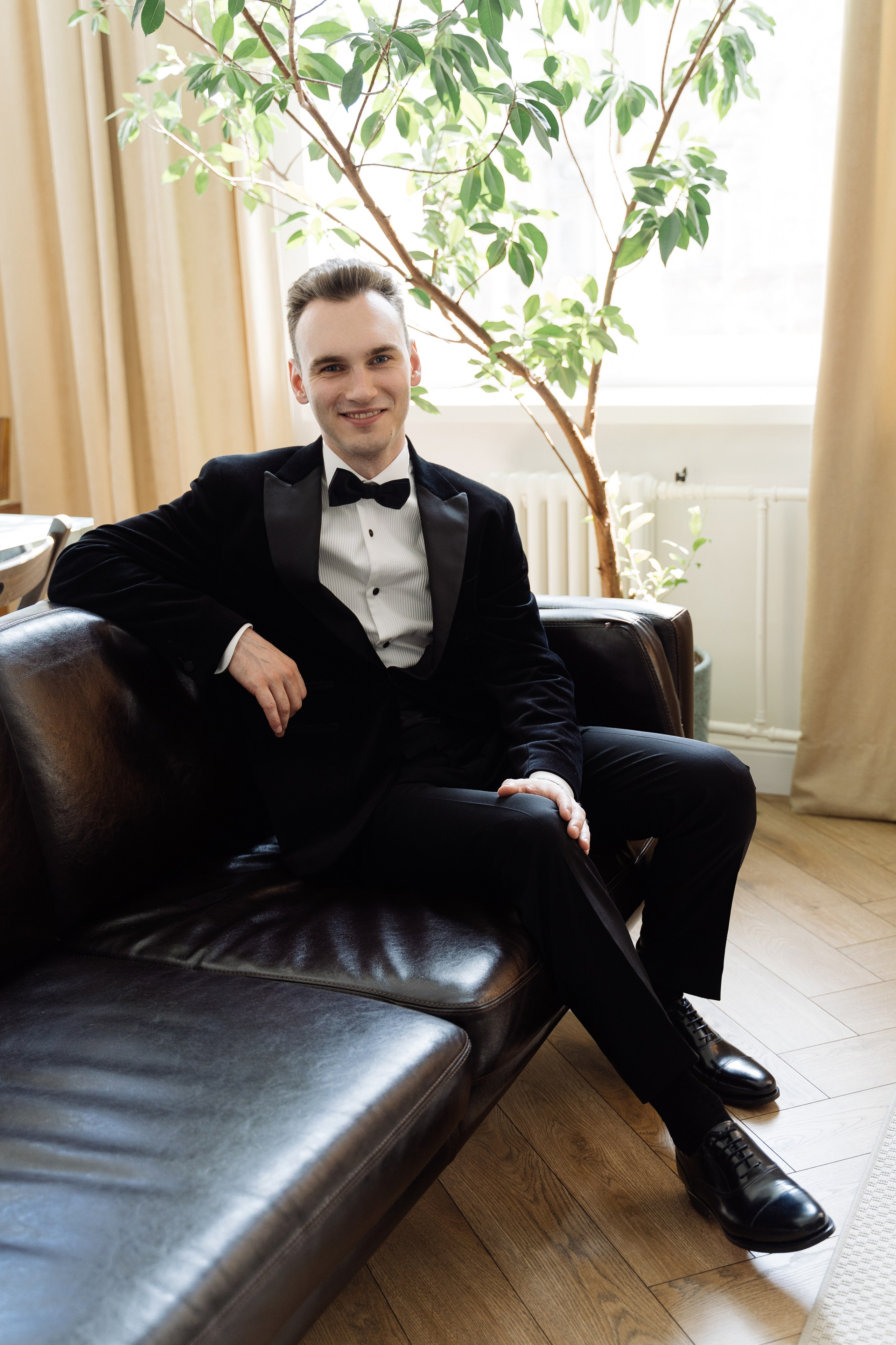 Камерная свадьба на фонтанке в сезонах. Свадебный фотограф организатор в Санкт-Петербурге Ассоль Опарина