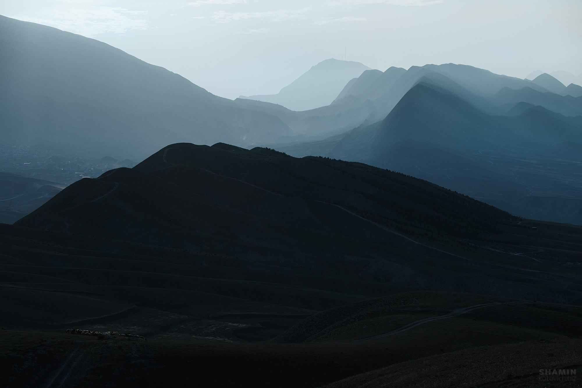 Фотографии горного Дагестана: величественные каньоны, изумрудные реки, древние башни и террасные склоны. Природа и архитектура республики в мягком свете рассветов и закатов, снятые с дрона и земли, передающие дух и масштаб Кавказа. Фотограф Константин Шамин