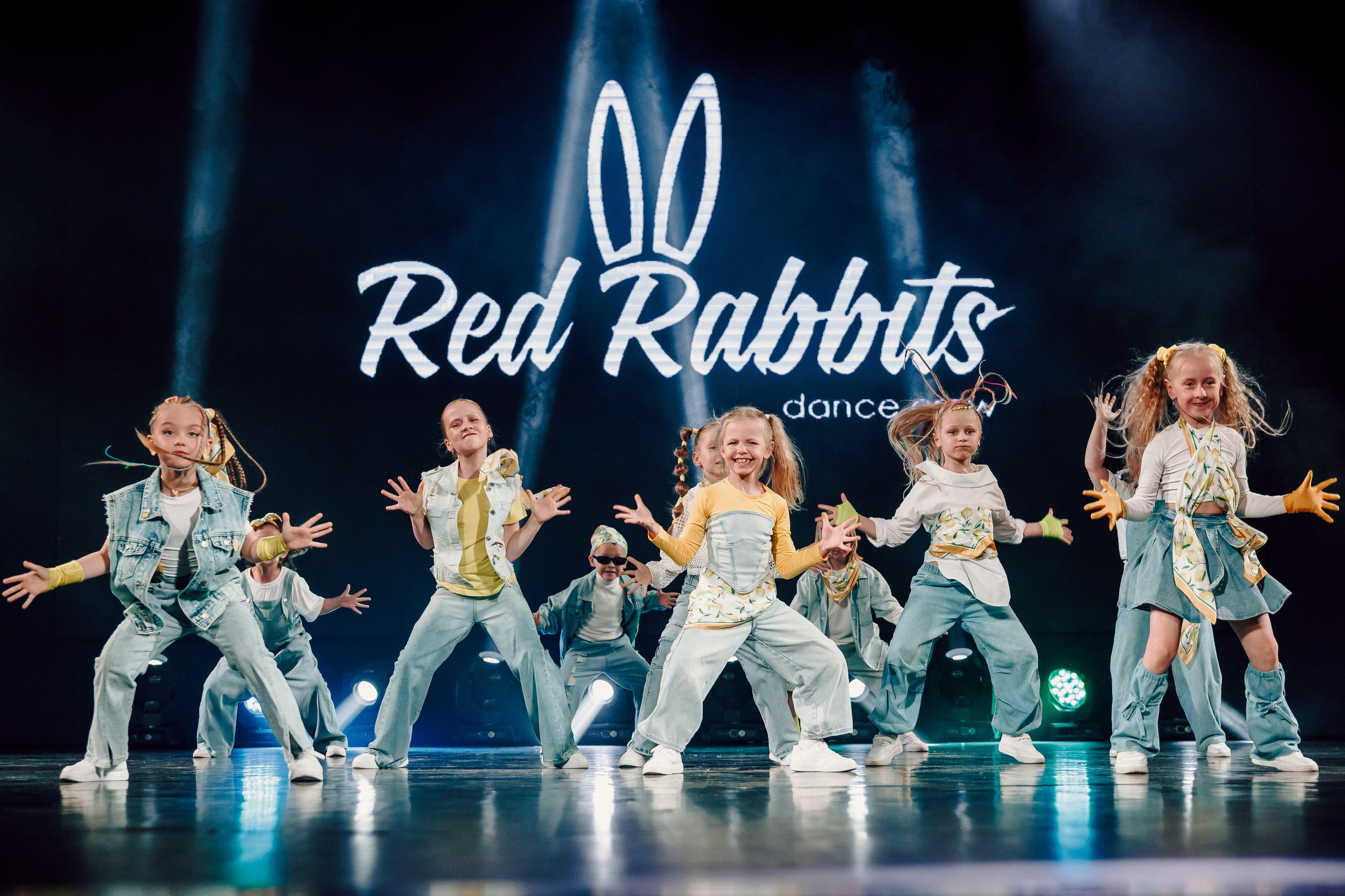 Отчётный концерт танцевальной школы «Red Rabbits» 2025. Лёшка Варзегов — фотограф