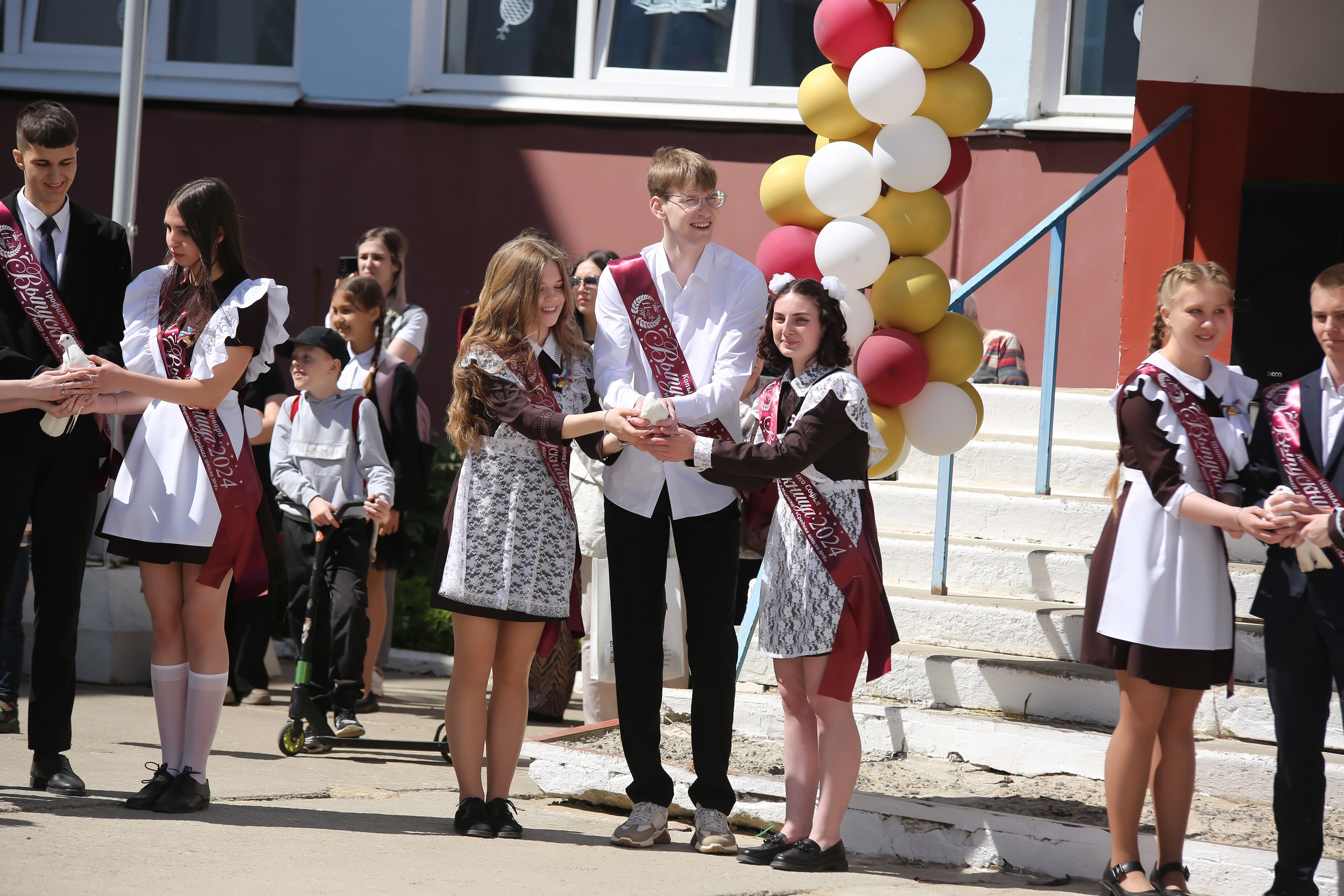 ЛИНЕЙКА «ПОСЛЕДНИЙ ЗВОНОК» 9 ШКОЛА 2024 г МЦЕНСК. ТВОЙ АЛЬБОМ / ТВОИ ПРАВИЛА
