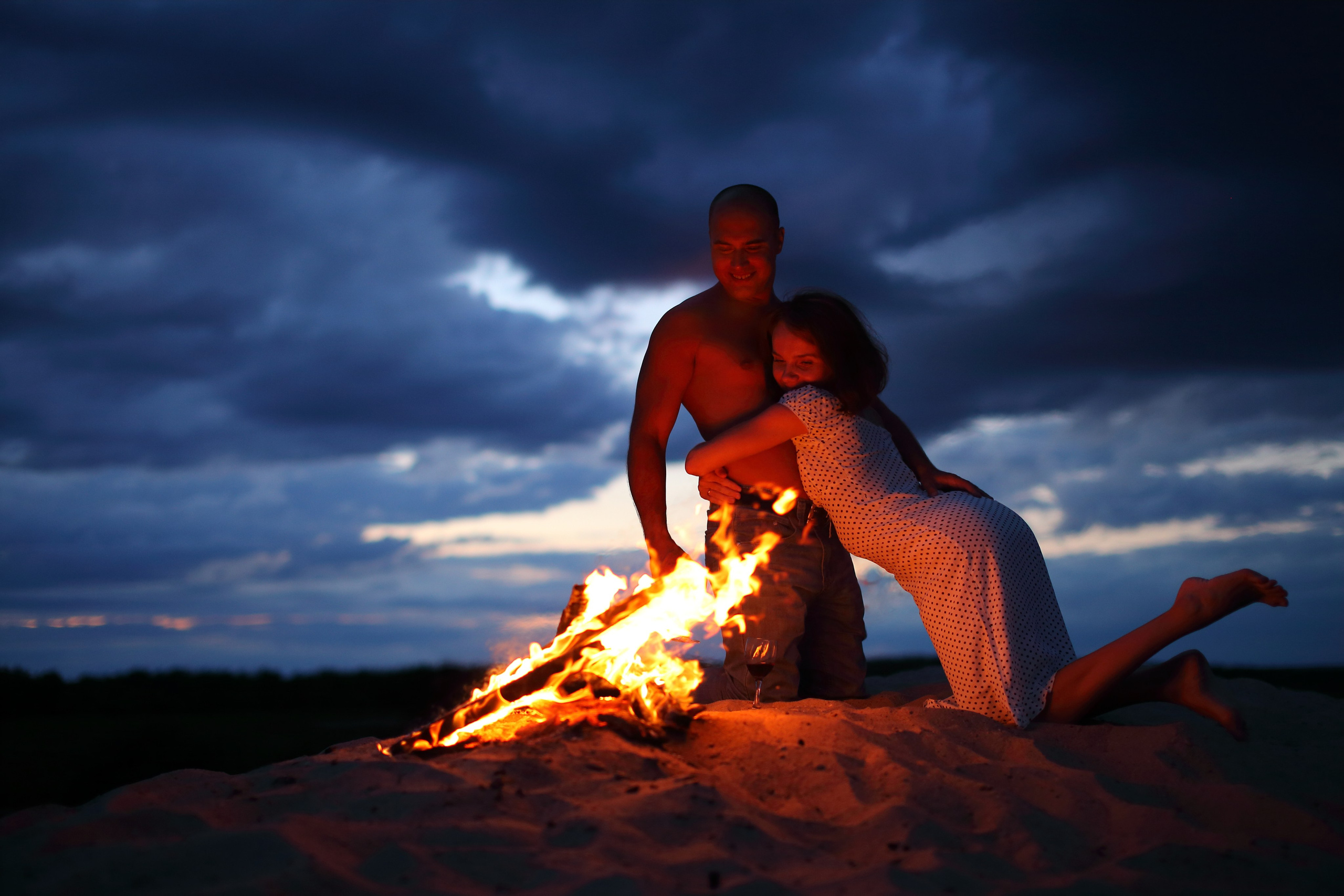 Фотосессия влюбленных у костра. Свадебный и репортажный фотограф в Ярославле и Санкт-Петербурге Роман Микрюков