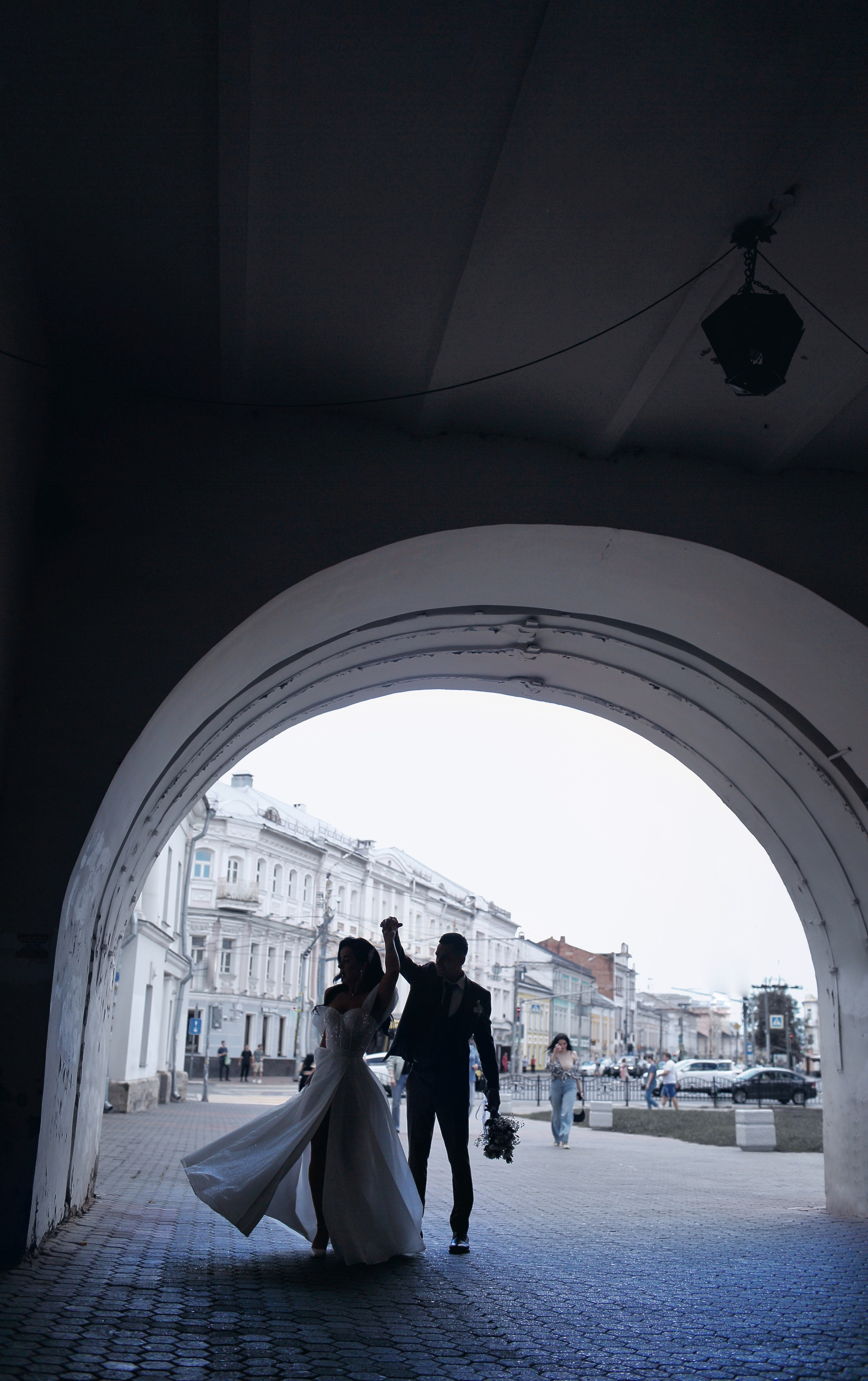 Съемка пары Марии и Ильи, гуляющих по городу. Свадебный и репортажный фотограф в Ярославле и Санкт-Петербурге Роман Микрюков