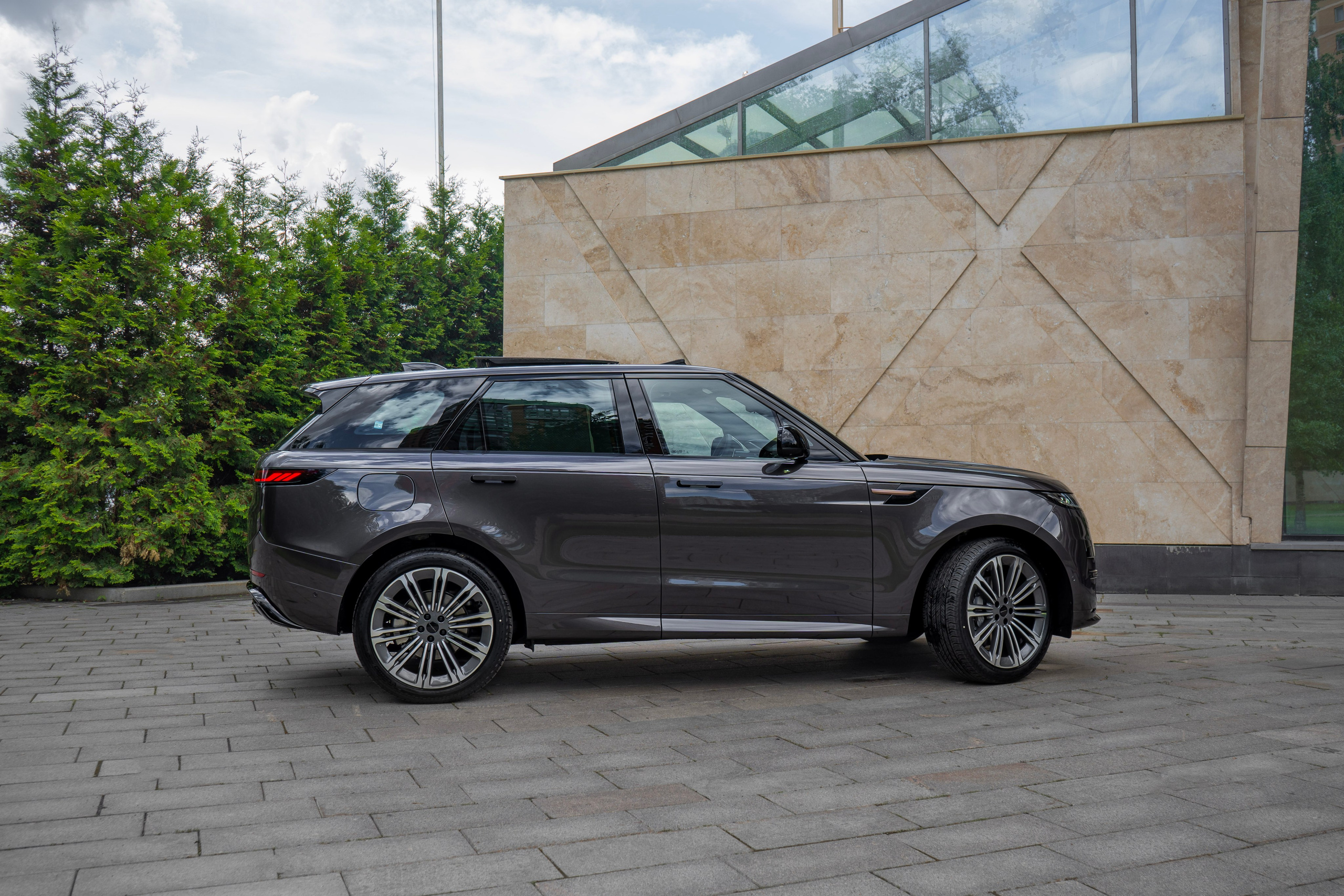 Range Rover Sport 2026. Автомобильный фотограф Ногинск Денис Городок