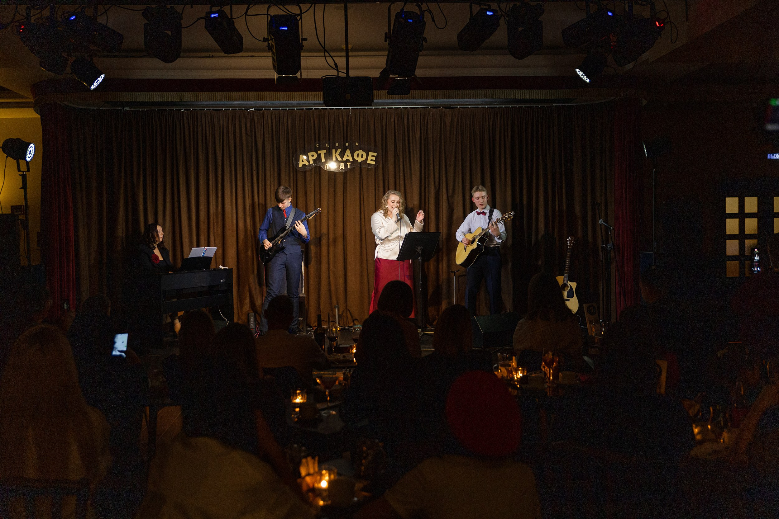 Выступление YOLO band в арт кафе. Фотограф Тюмень