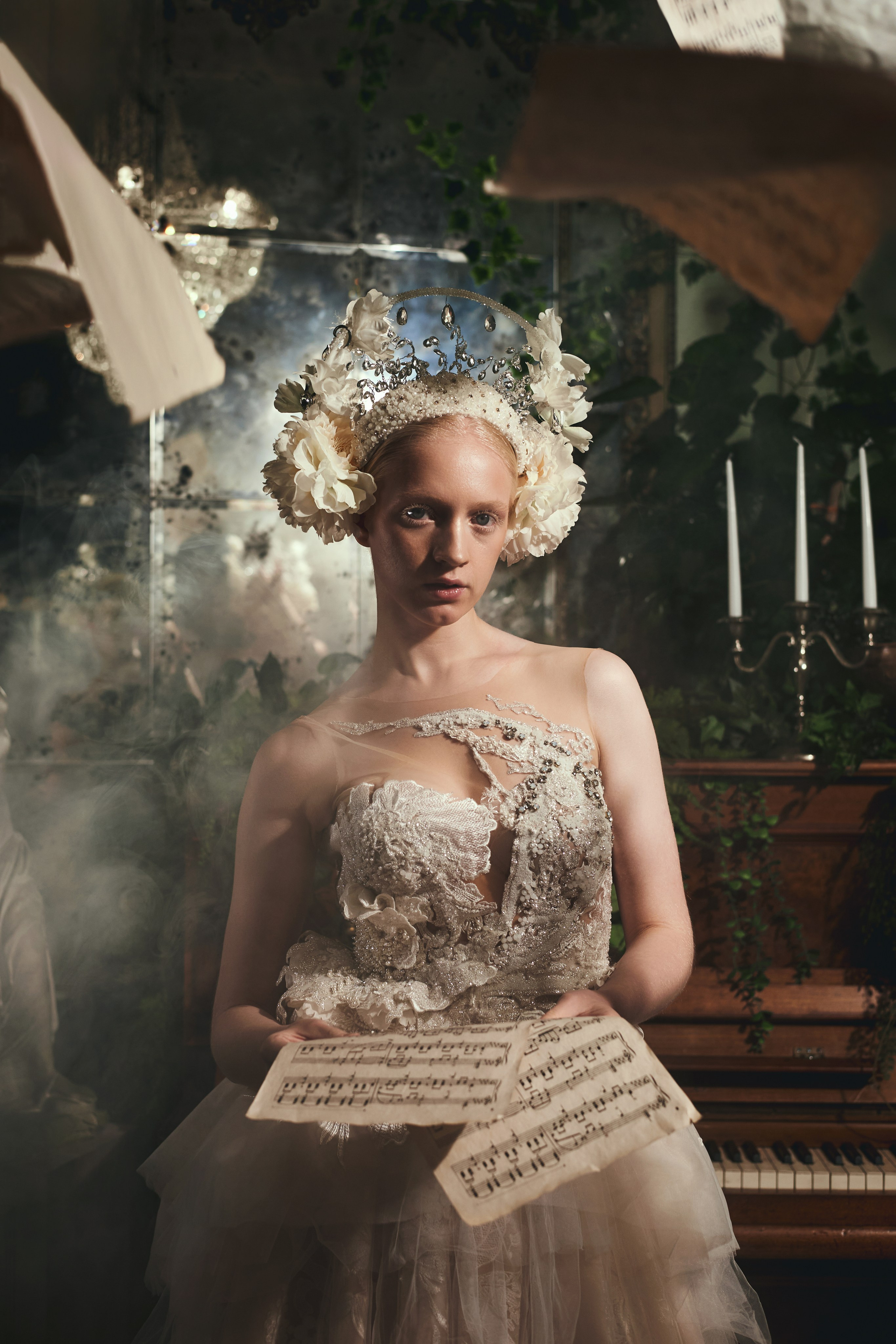 Девушка модель блондинка в креативном платье