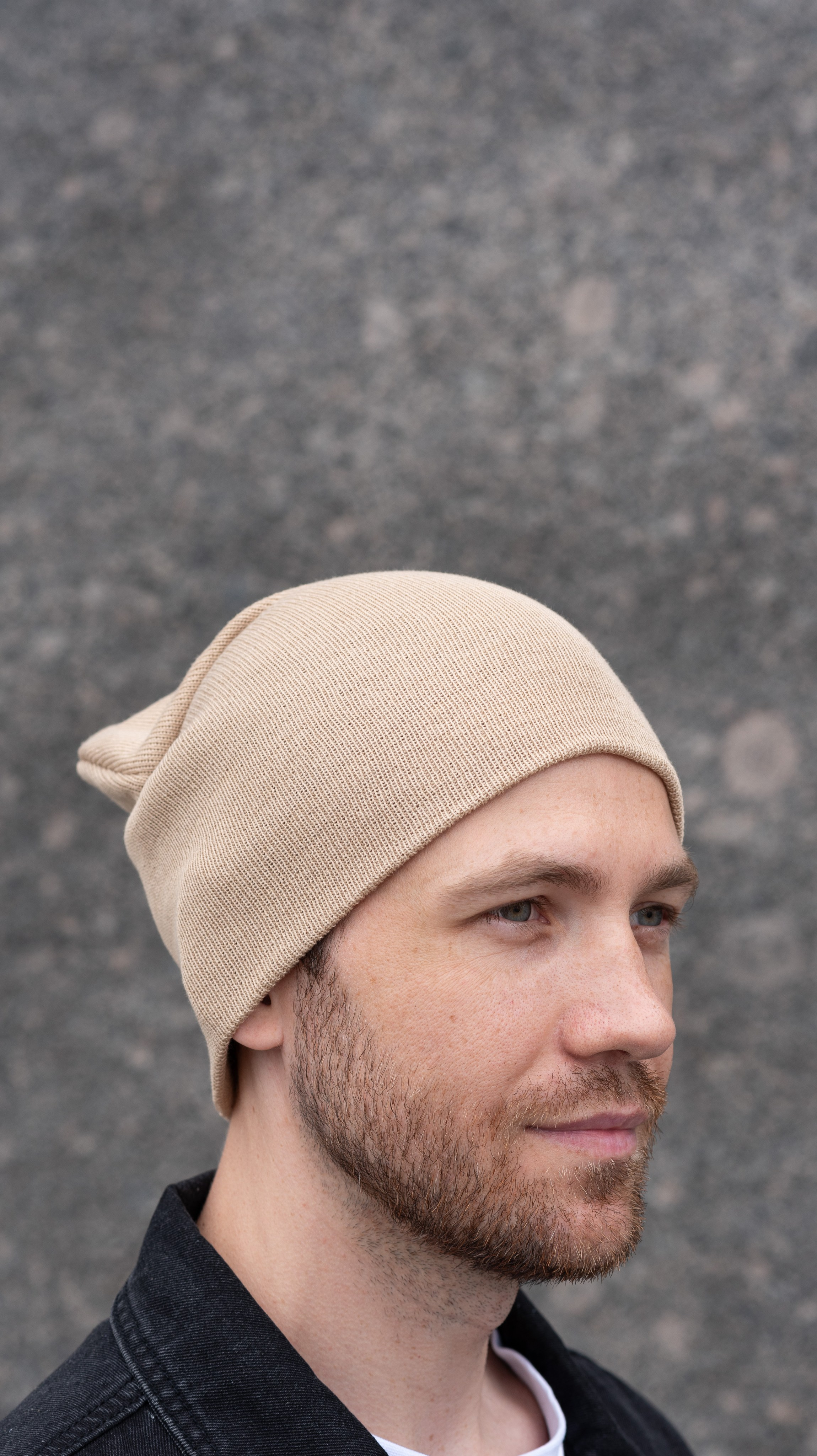 Мужчина с короткой бородой в бежевой шапке