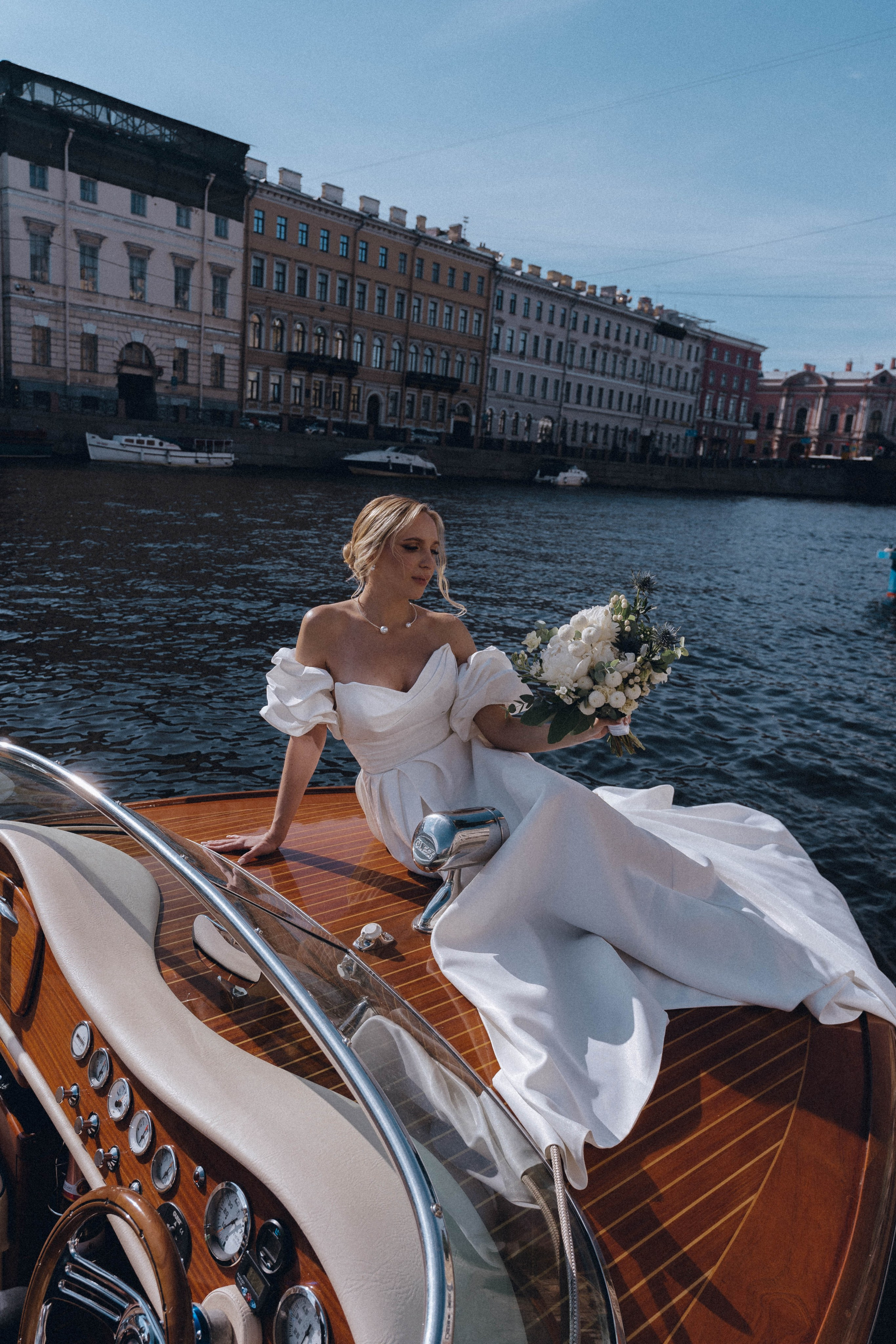 СВАДЕНБНАЯ СЬЕМКА НА КАТЕРЕ ПО КАНАЛАМ САНКТ-ПЕТЕРБУРГА И В АКВАТОРИИ НЕВЫ. Профессиональный фотограф, Санкт-Петербург — Виктория Богомолова