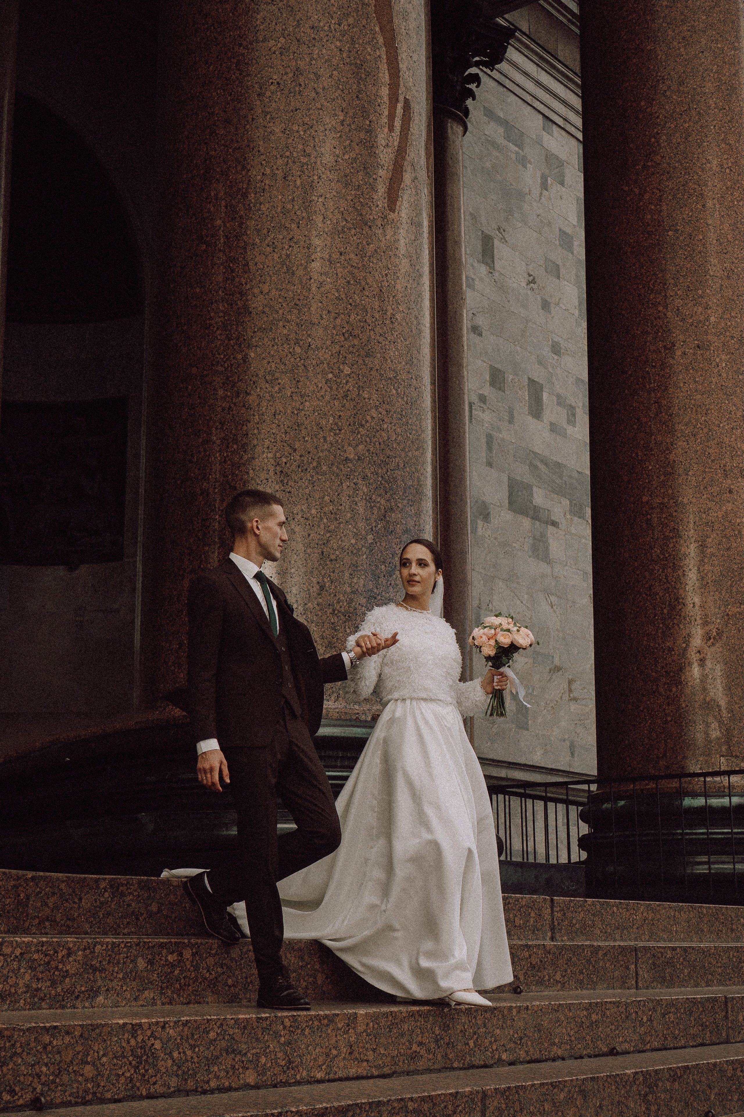 СВАДЕБНАЯ ПРОГУЛКА В САНТК-ПЕТЕРБУРГЕ (ИСАКИЕВСКИЙ СОБОР, ЗИМНЯЯ КАНАВКА, ЭРМИТАЖ И БОЛЬШАЯ МОРСКАЯ УЛИЦА). Профессиональный фотограф, Санкт-Петербург — Виктория Богомолова