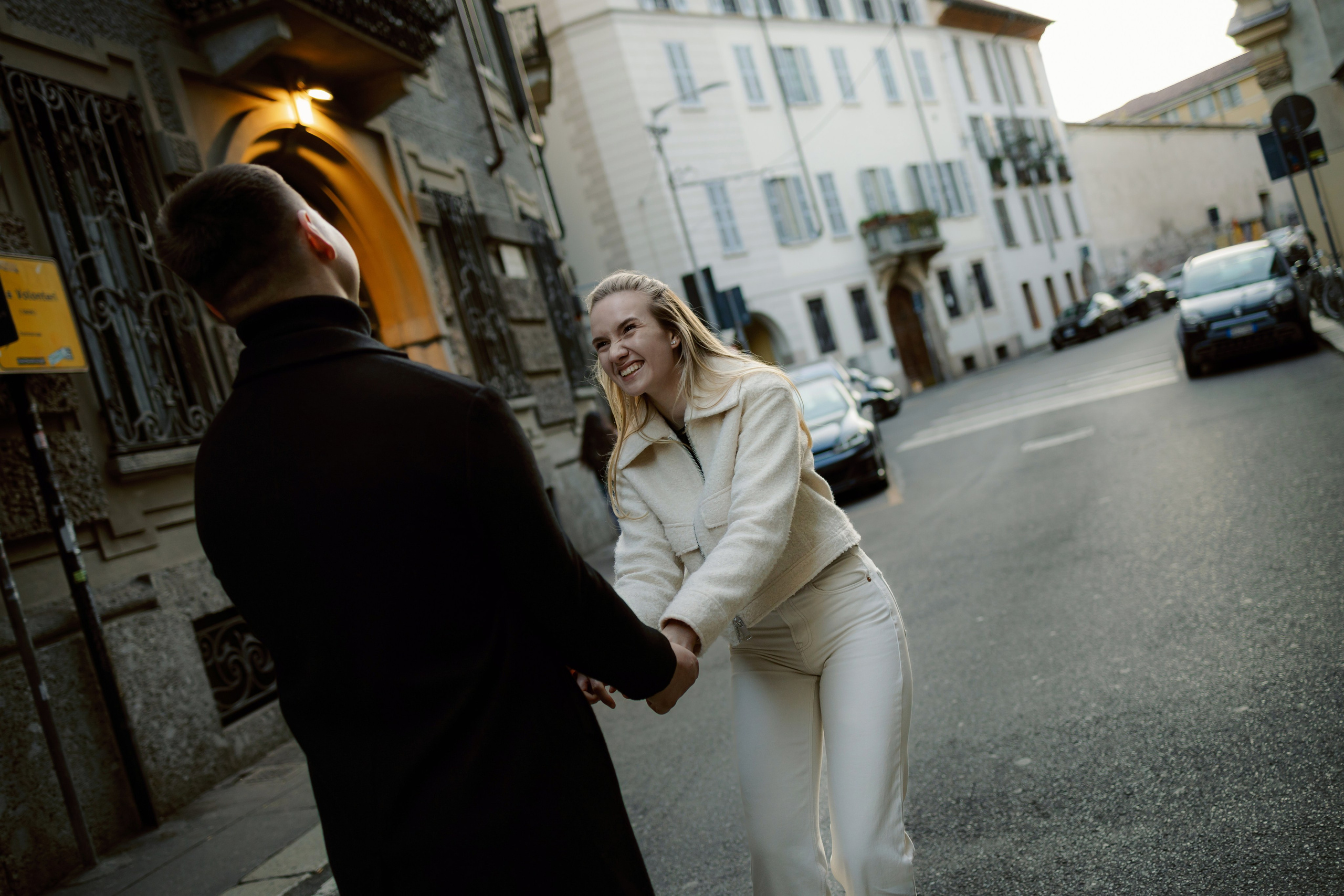 Уличный момент с движением и живой, спонтанной энергией