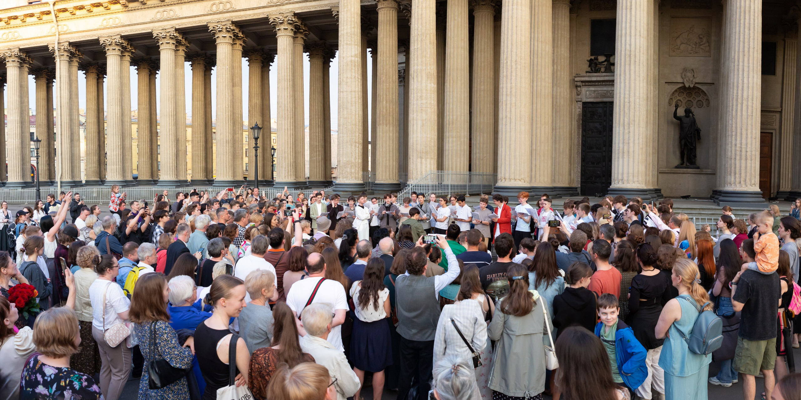 02.06.2024 Выпускники хорового училища им. М. И. Глинки у Казанского собора. Семейный и детский фотограф в Санкт-Петербурге Пуликов Дмитрий