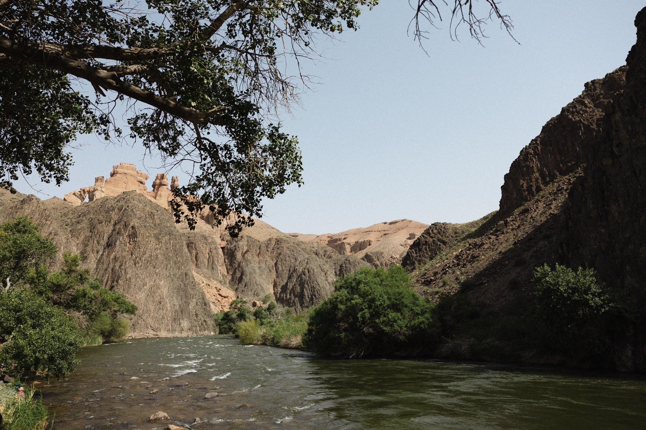 Здравствуйте! Я свадебный фотограф из Ульяновска, работаю в том числе по всей России и с выездом за границу. Снимаю свадьбы, lovestory, корпоративы, светский репортаж. Провожу обучение по фотографии, мастер-классы и воркшопы для других фотографов.