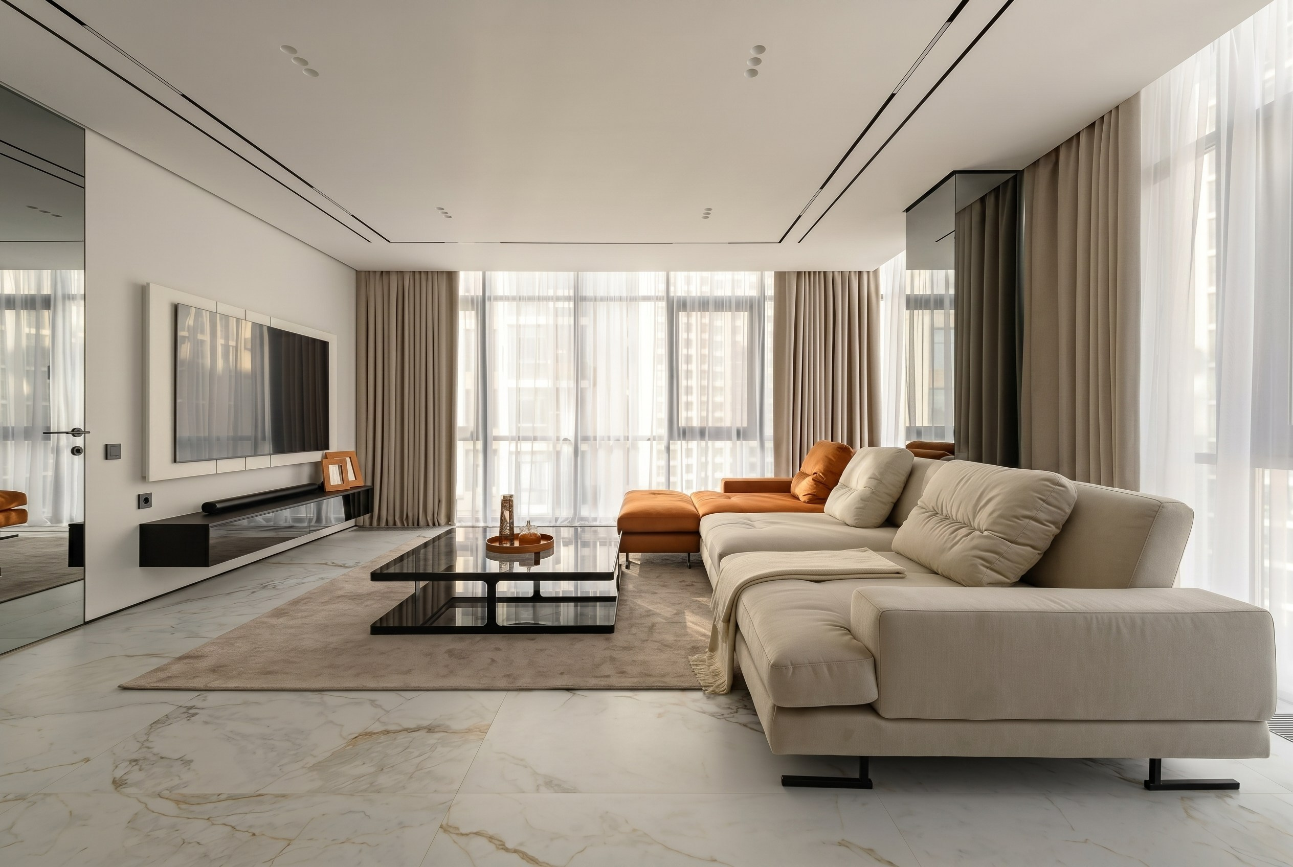 Интерьер современной гостиной в квартире 116 м² (Краснодар) от дизайнера Валерии Котович: большой угловой диван, панорамные окна с бежевыми портьерами и дизайнерский журнальный стол.