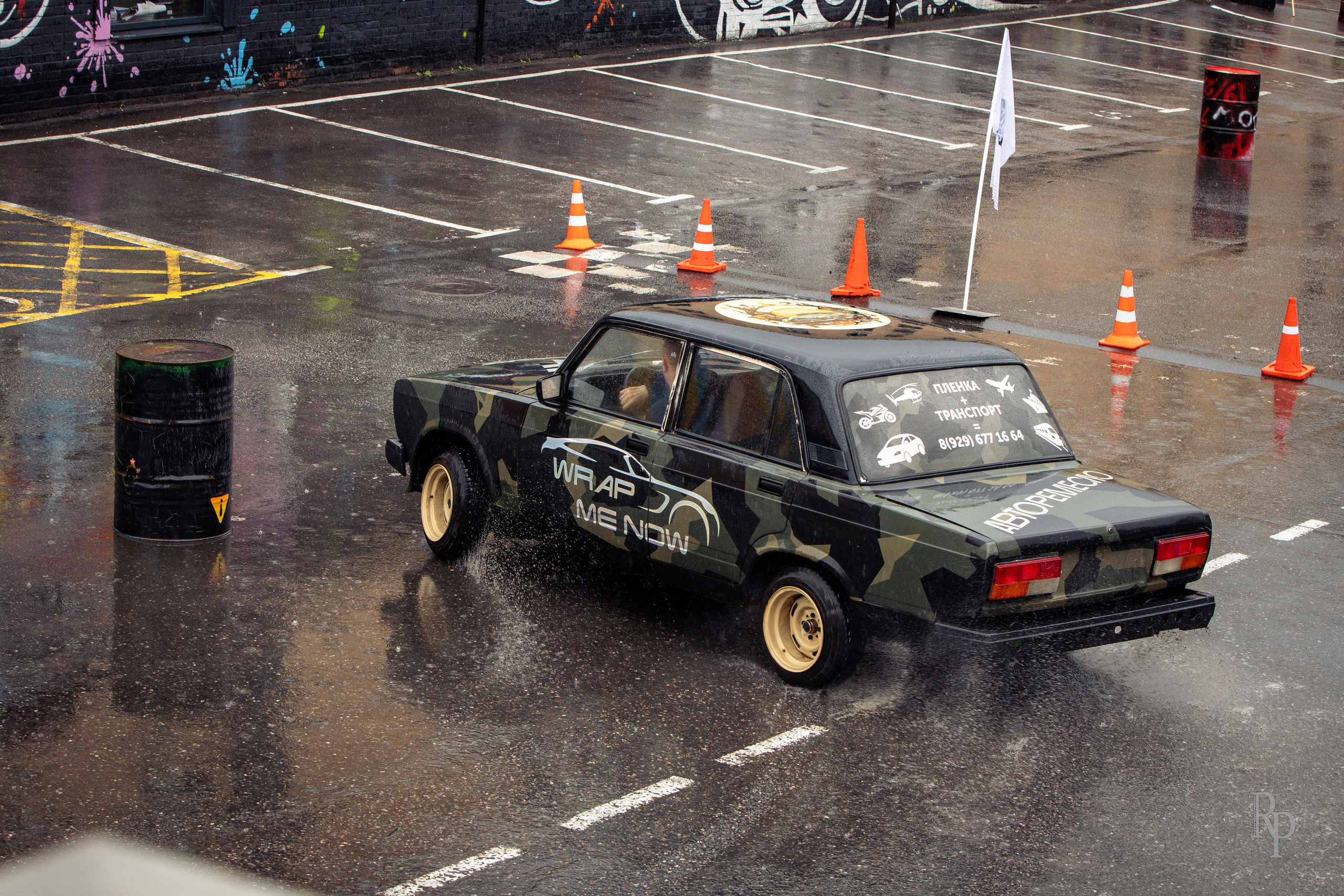 SHOWDOWN. Rusty Photographer