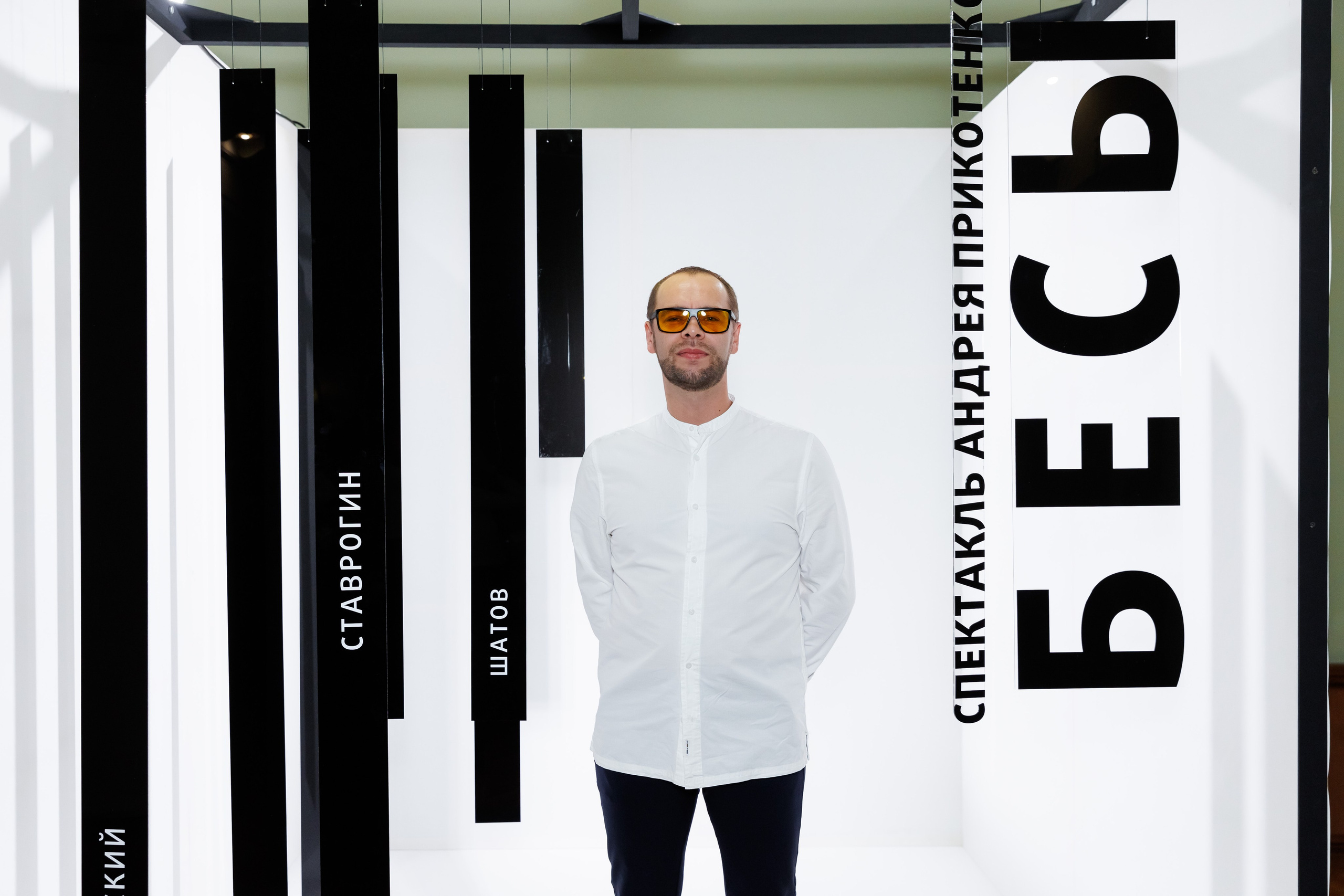 Красный факел — фотозона перед премьерой спектакля. Фотограф Новосибирск — Наталья Гресь