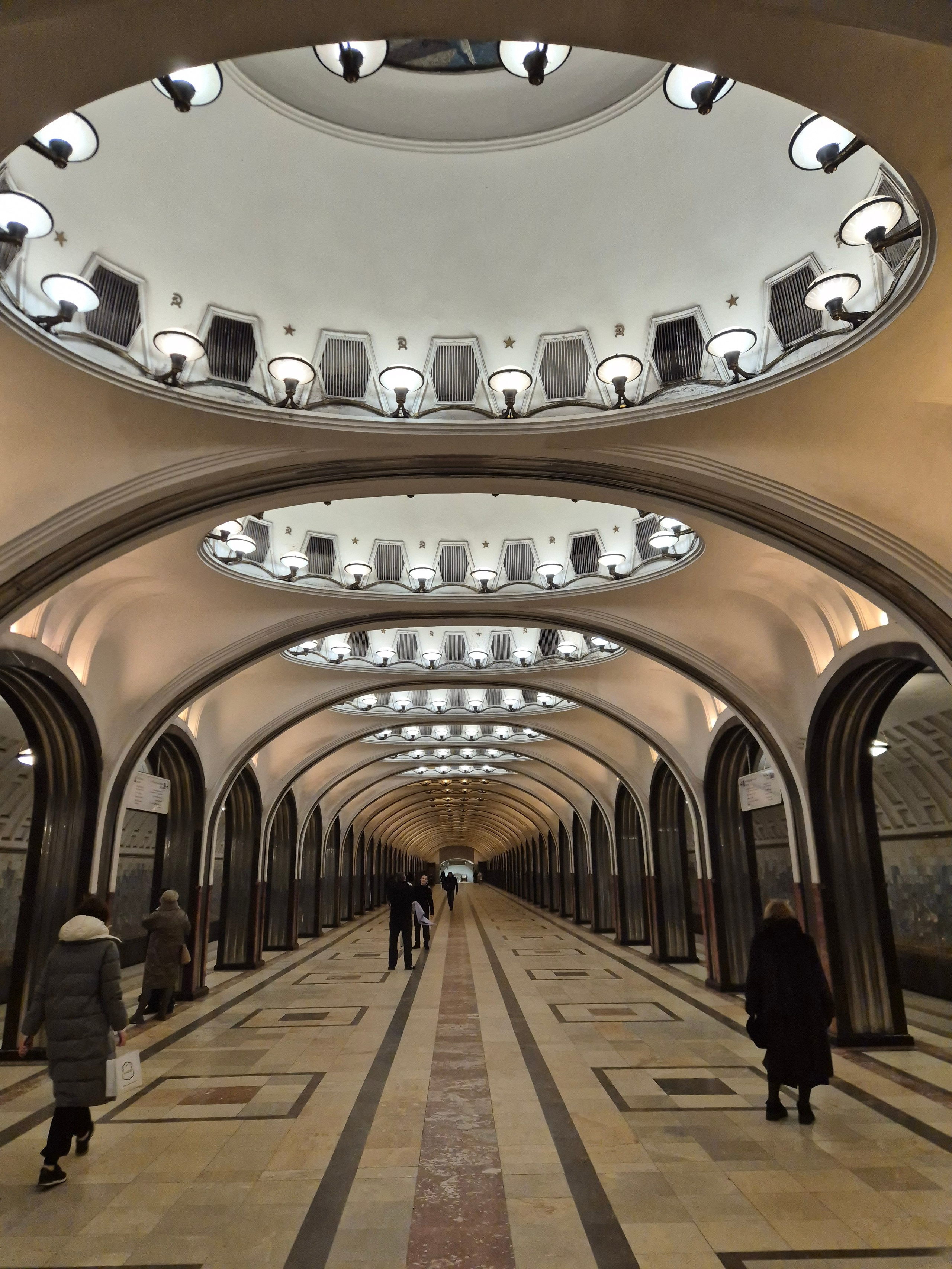 Домой ехали на метро. Самая красивая станция московского метро - ст. "Маяковская"