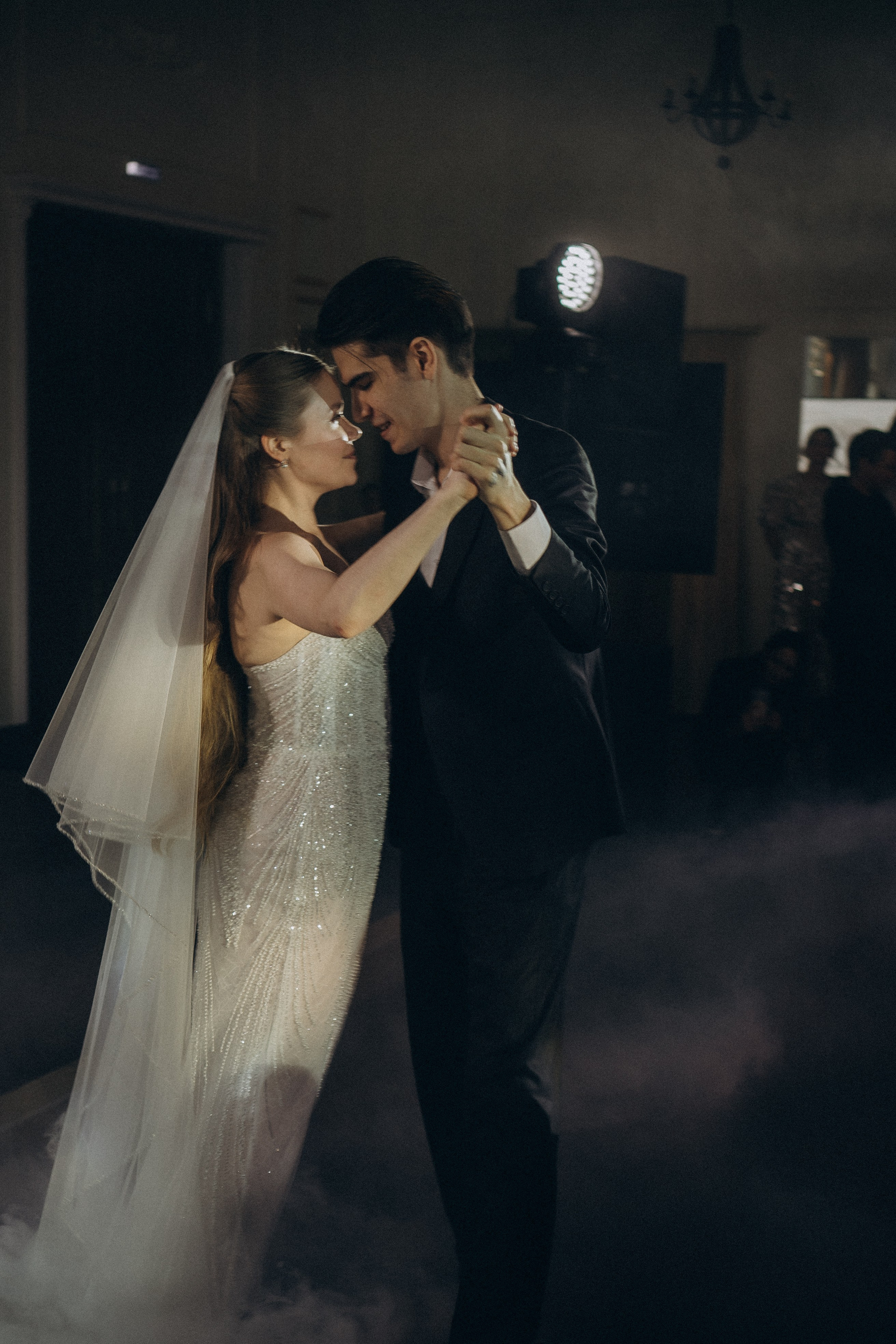 ПЕРВЫЙ ТАНЕЦ МОЛОДЫХ НА БАНКЕТЕ. ТРОГАТЕЛЬНЫЙ МОМЕНТ (СНЯТО В СИБИРЕ В НИЖНЕВАРТОВСКЕ). Профессиональный фотограф, Санкт-Петербург — Виктория Богомолова