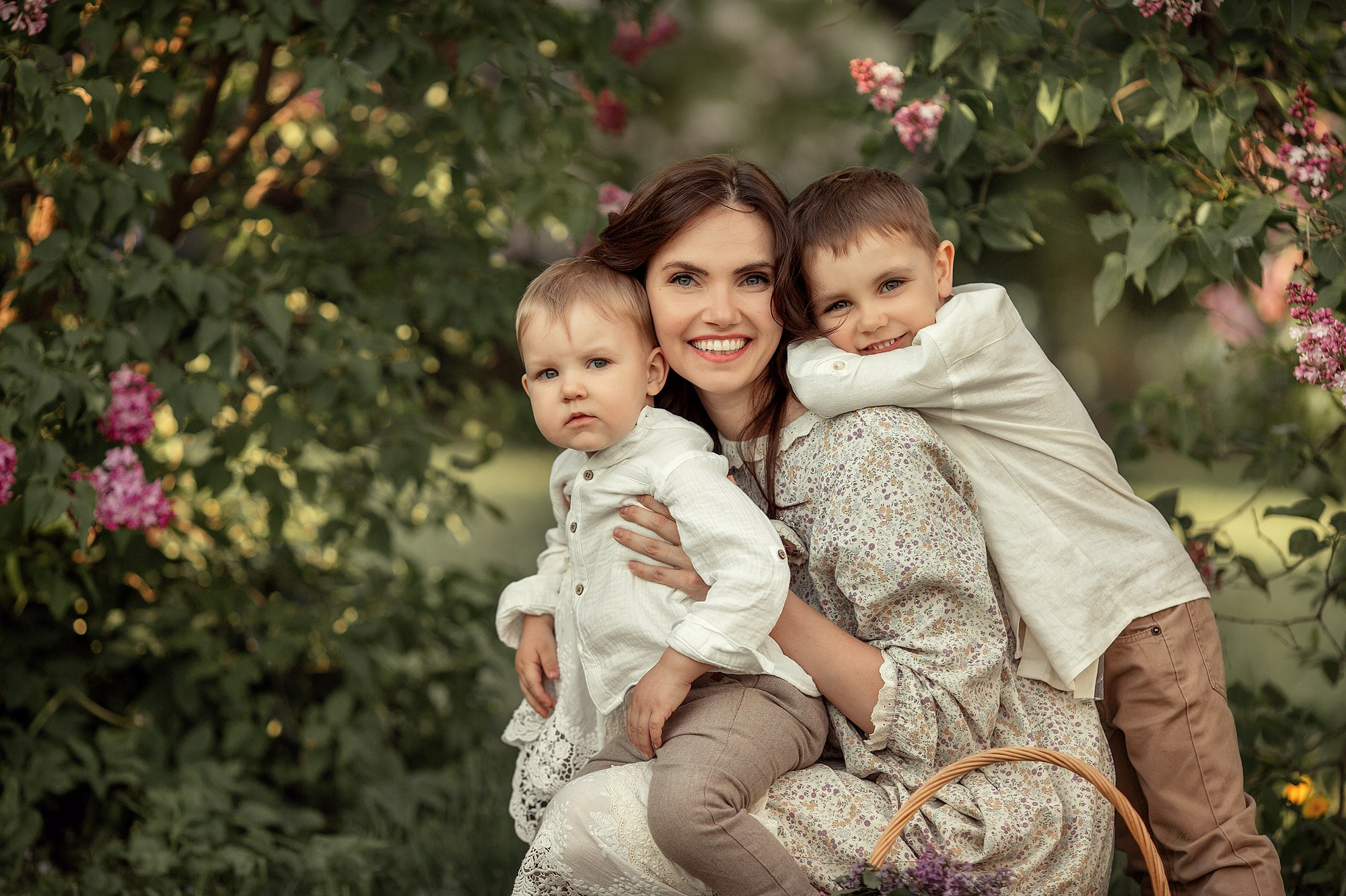 Малыши, кролики цветущая сирень. Tatyana Nadezhdina Family photographer