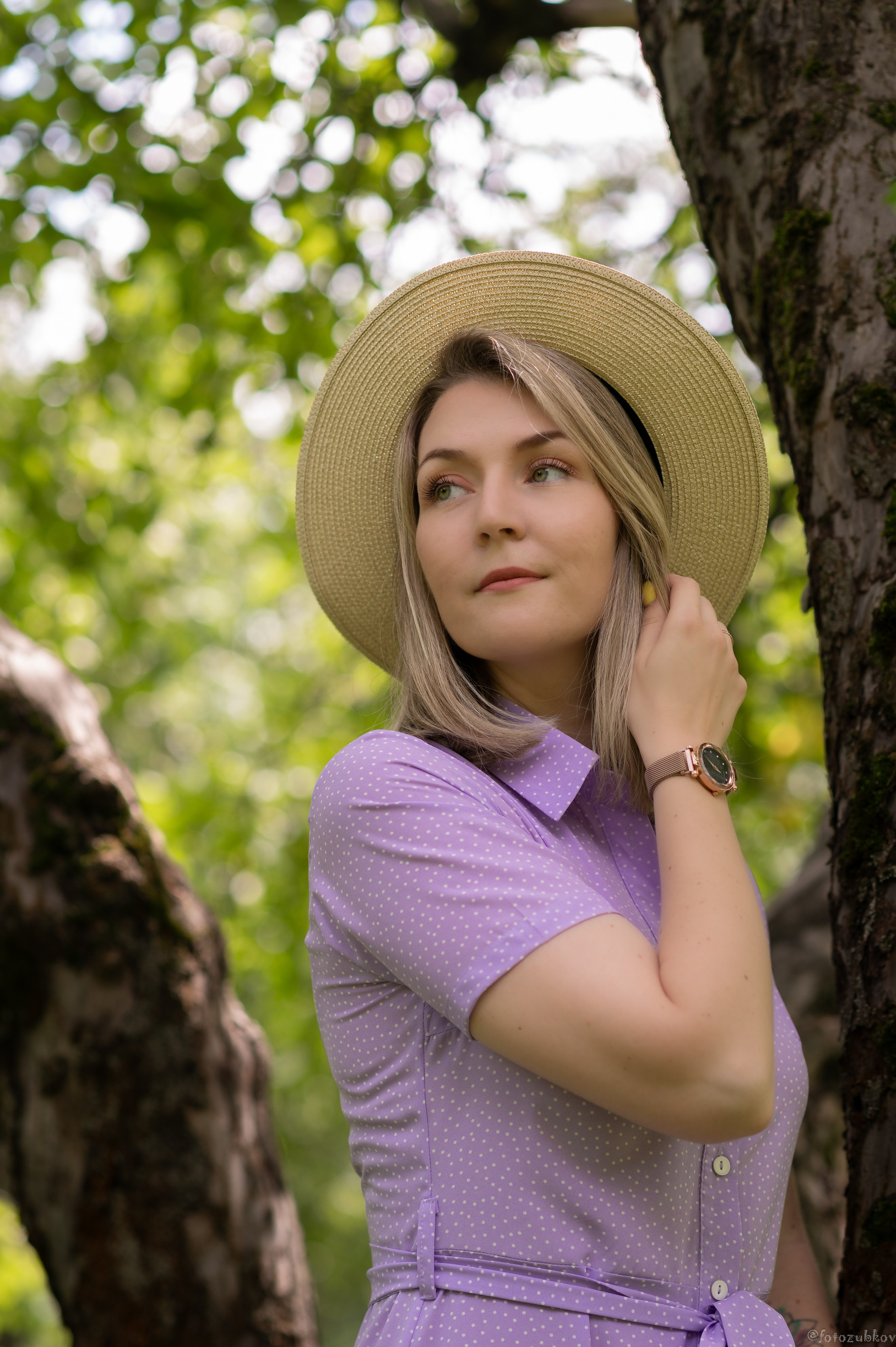 Девушка в лавандовом платье и шляпке