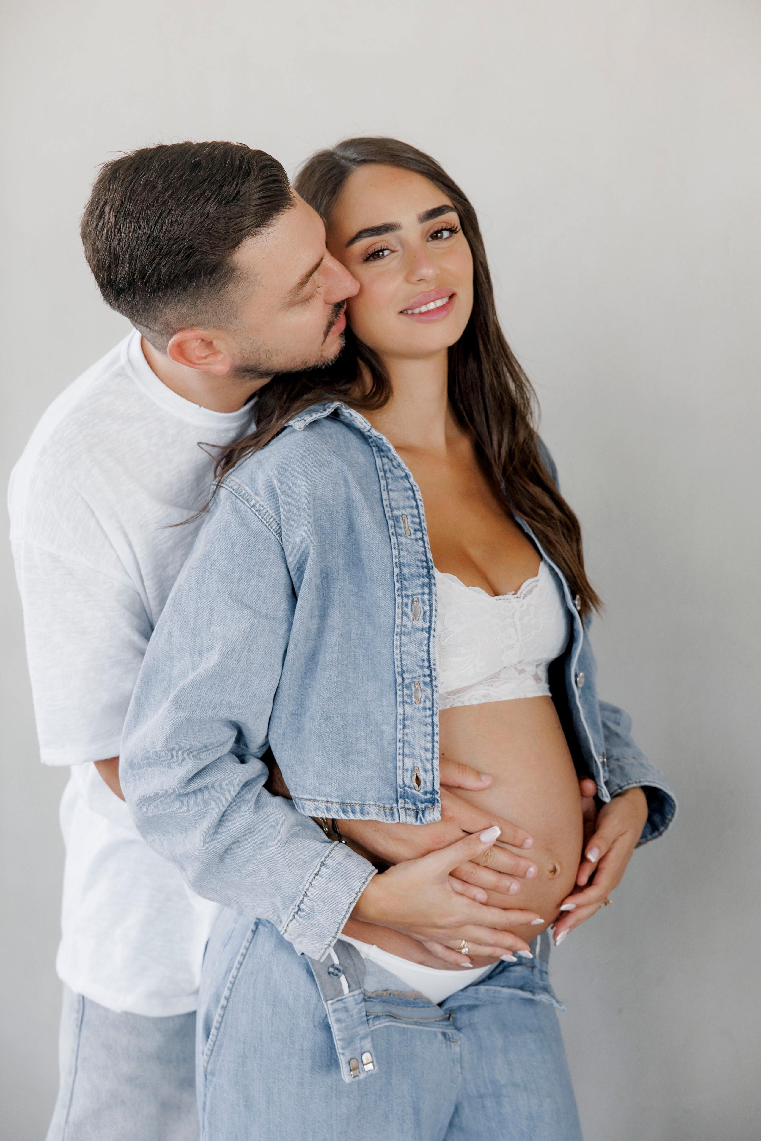Pregnancy photoshoot inside the studio in Tel Aviv. Главная