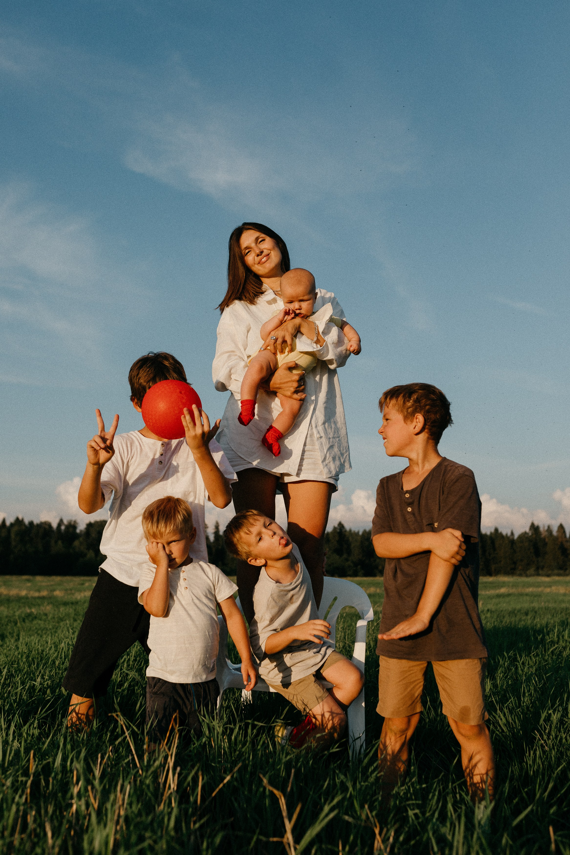 Фотосессия с красными мячами. Семейный фотограф Маша Тимофеева | Москва