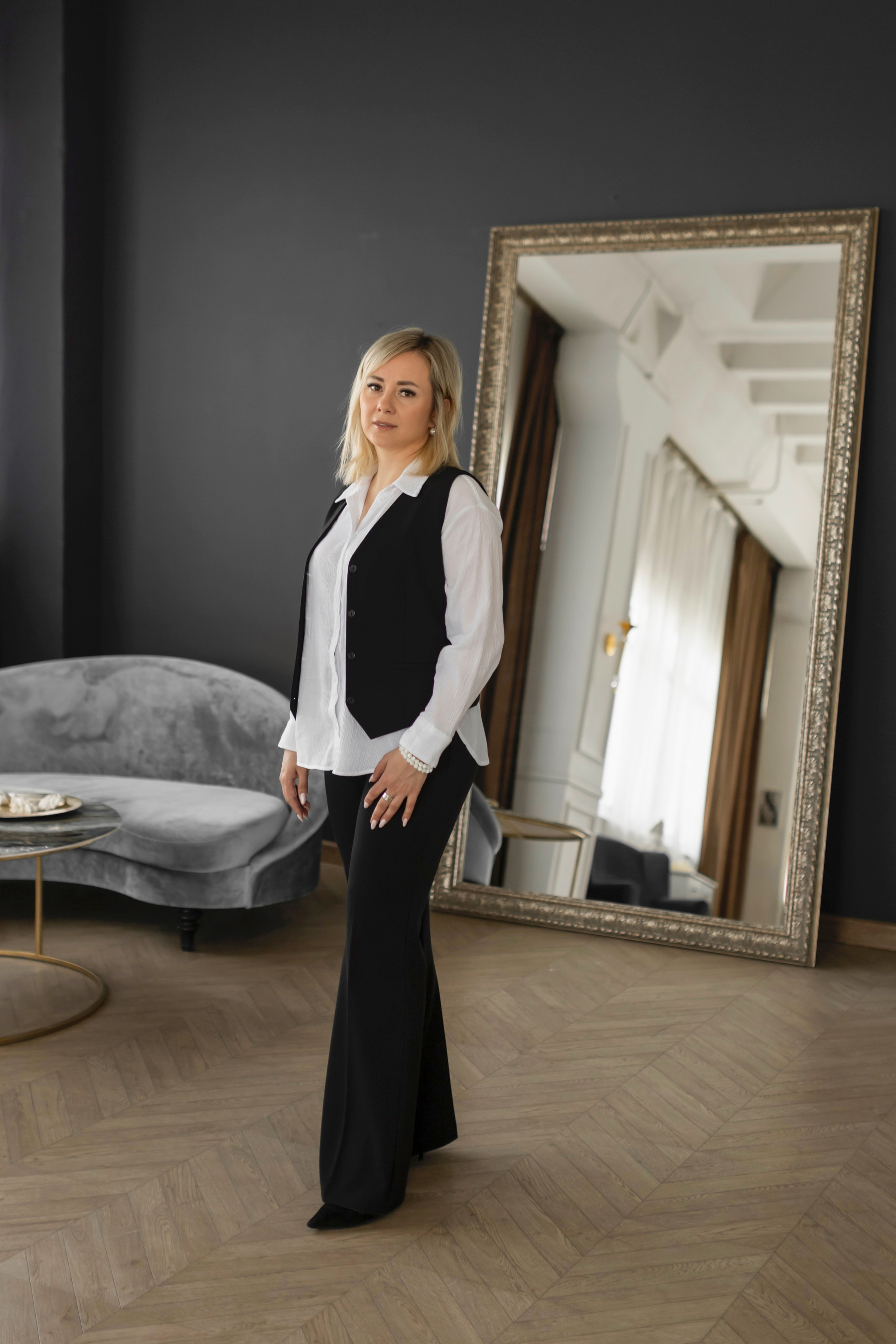 Фотосессия мамы и дочки в Om studio. Интерьерный, предметный и контент фотограф в Иркутске Наталья Карпова