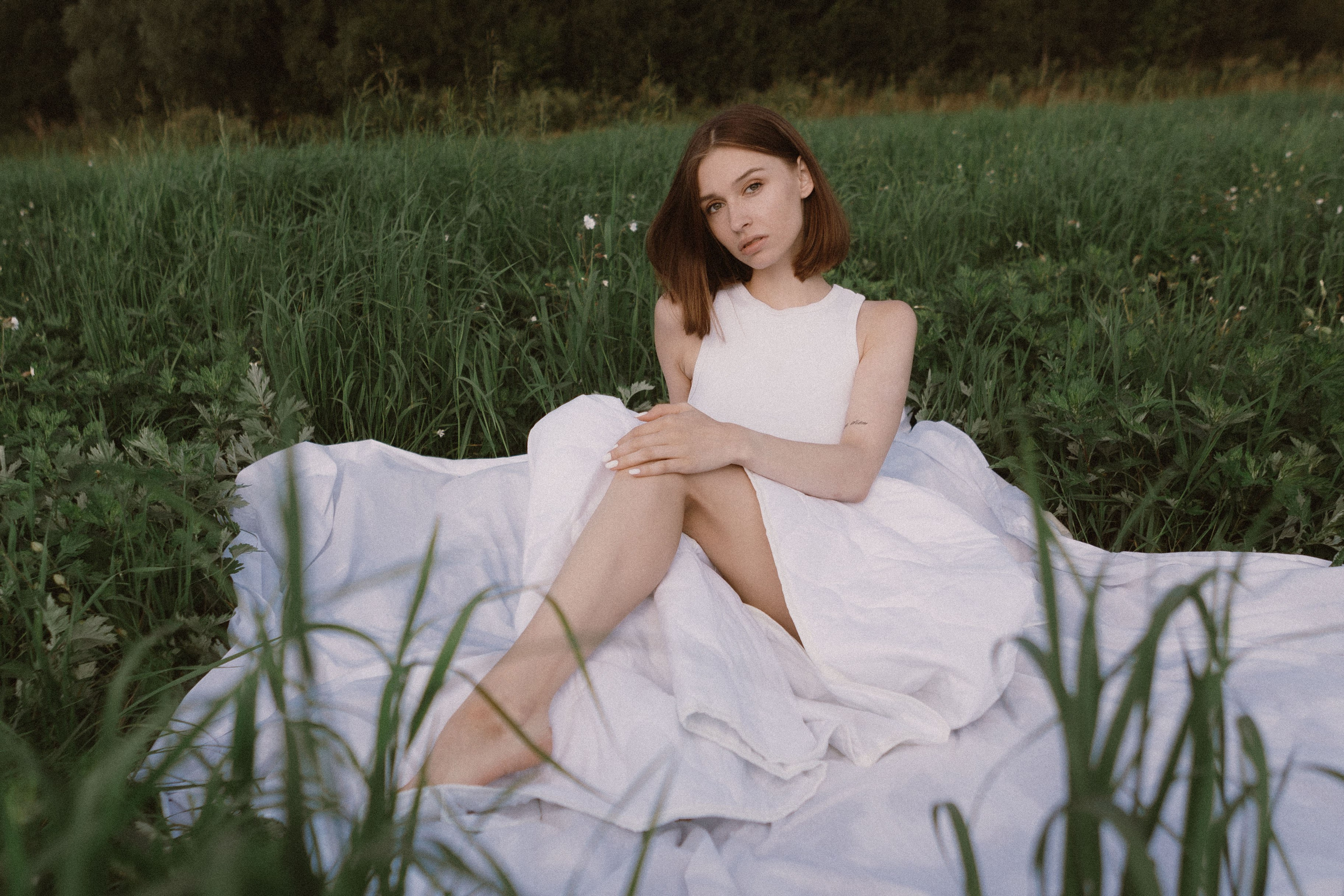 Летняя фотосессия в поле. Девушка в поле в кровати