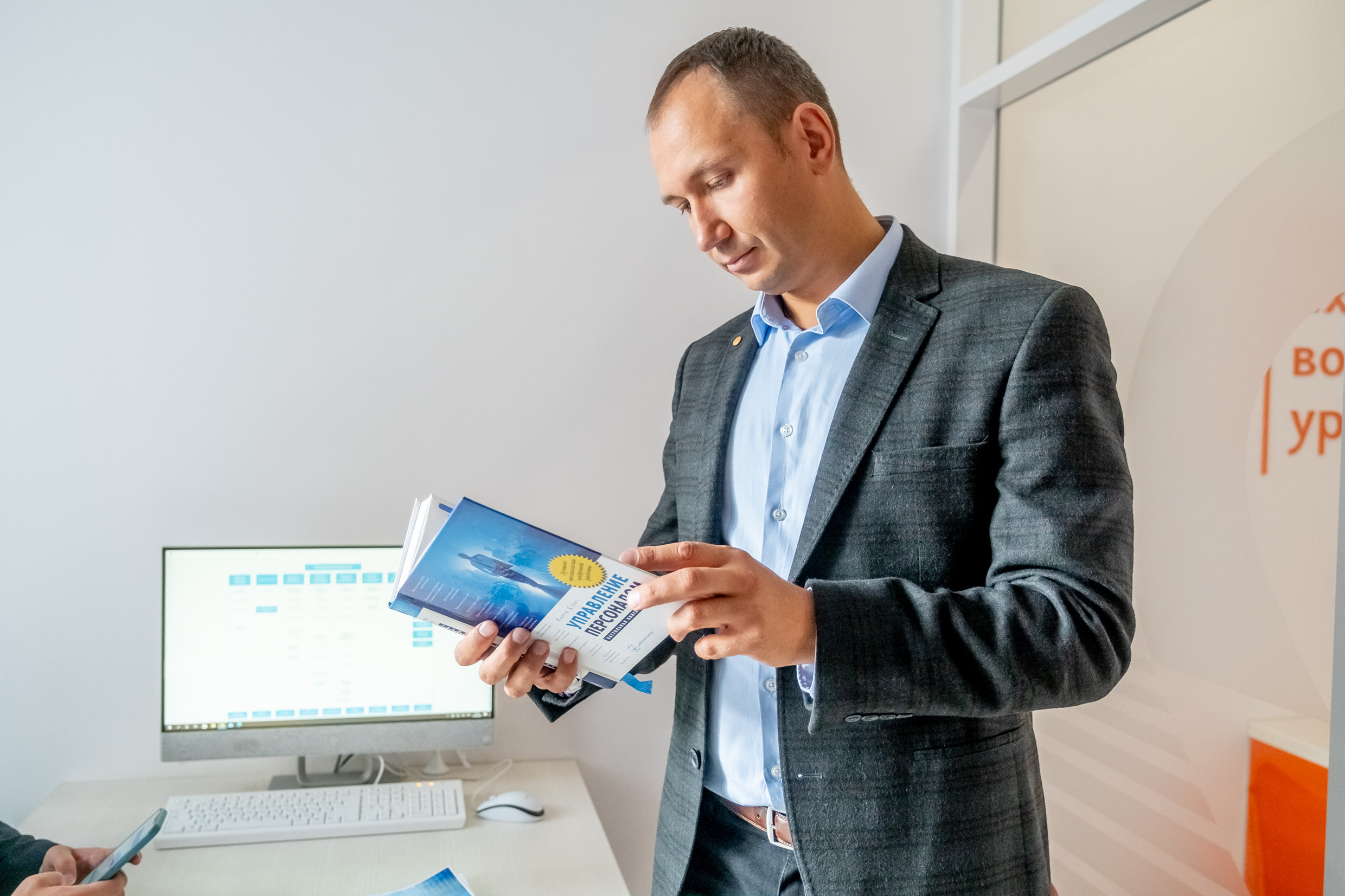 Владимир — бизнес-тренер. Арт-стилист, визуализатор архетипических стратегий, психолог