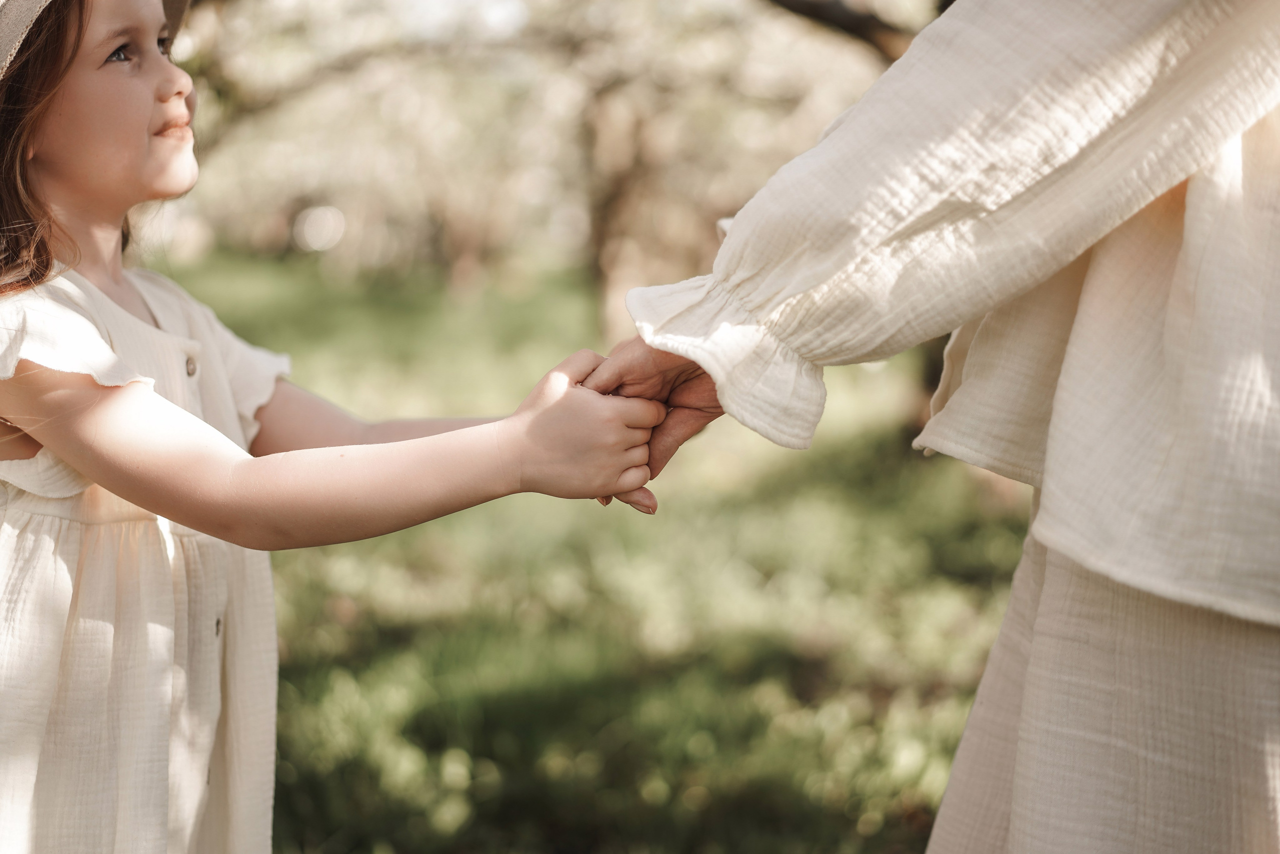 Семейная фотосессия на цветущих садах. Свадебный фотограф в Ростове-на-Дону. Таинство Крещения и Венчания, семейные фотосессии. Алёна Чёботова