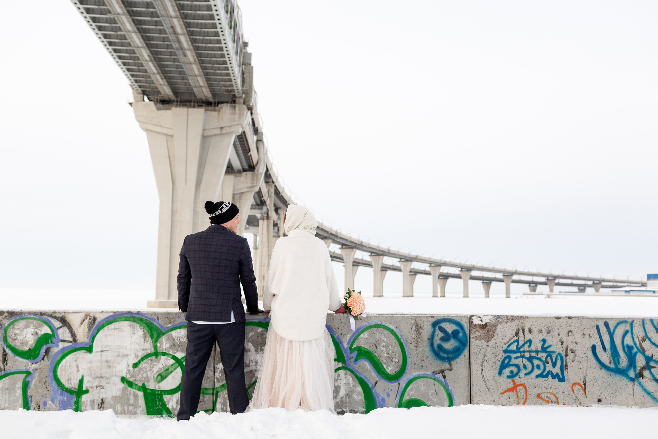 Свадебная фотопрогулка в снежных локациях с женихом и невестой
