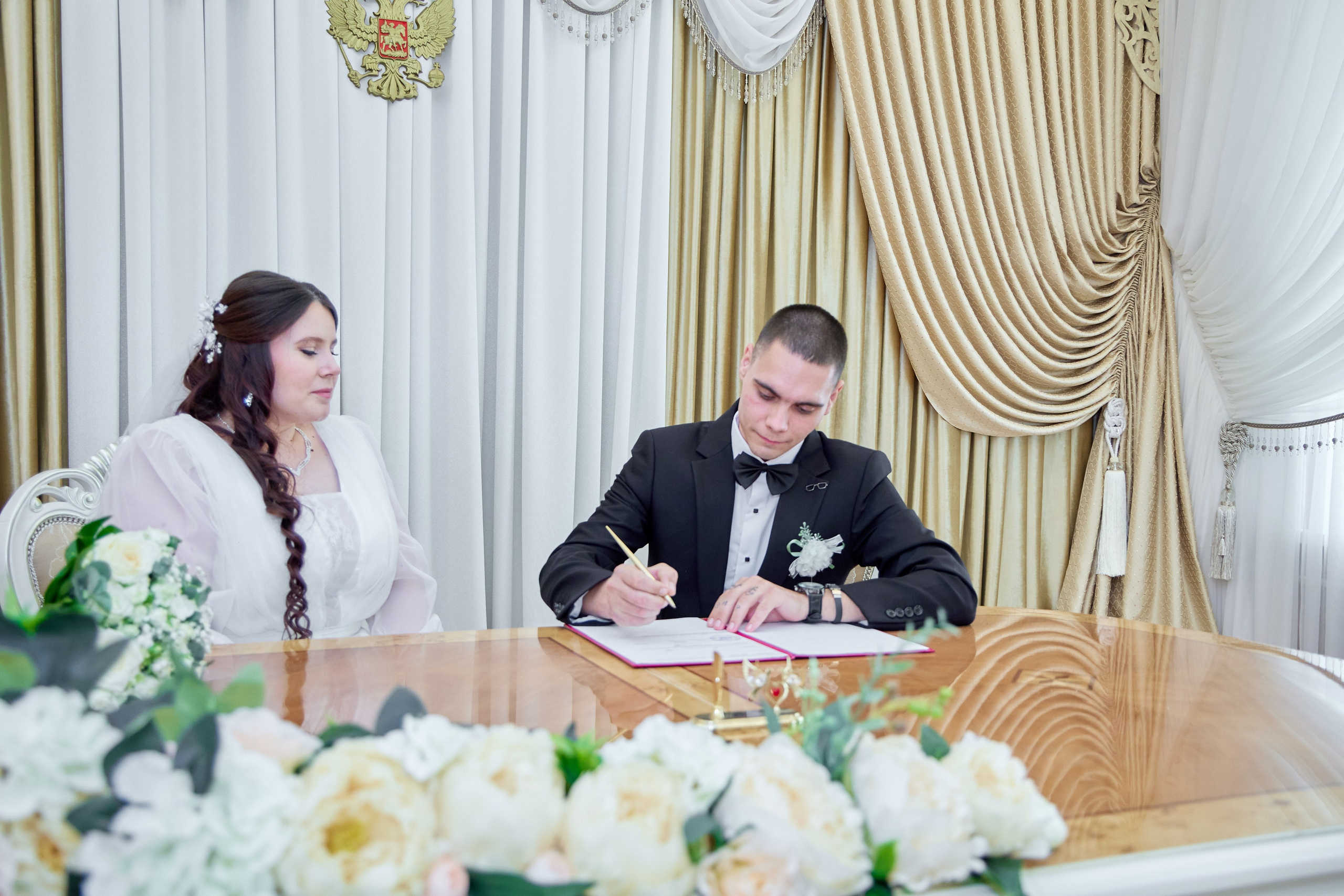 Фотосъемка в ЗАГСе, прогулка молодых, банкет