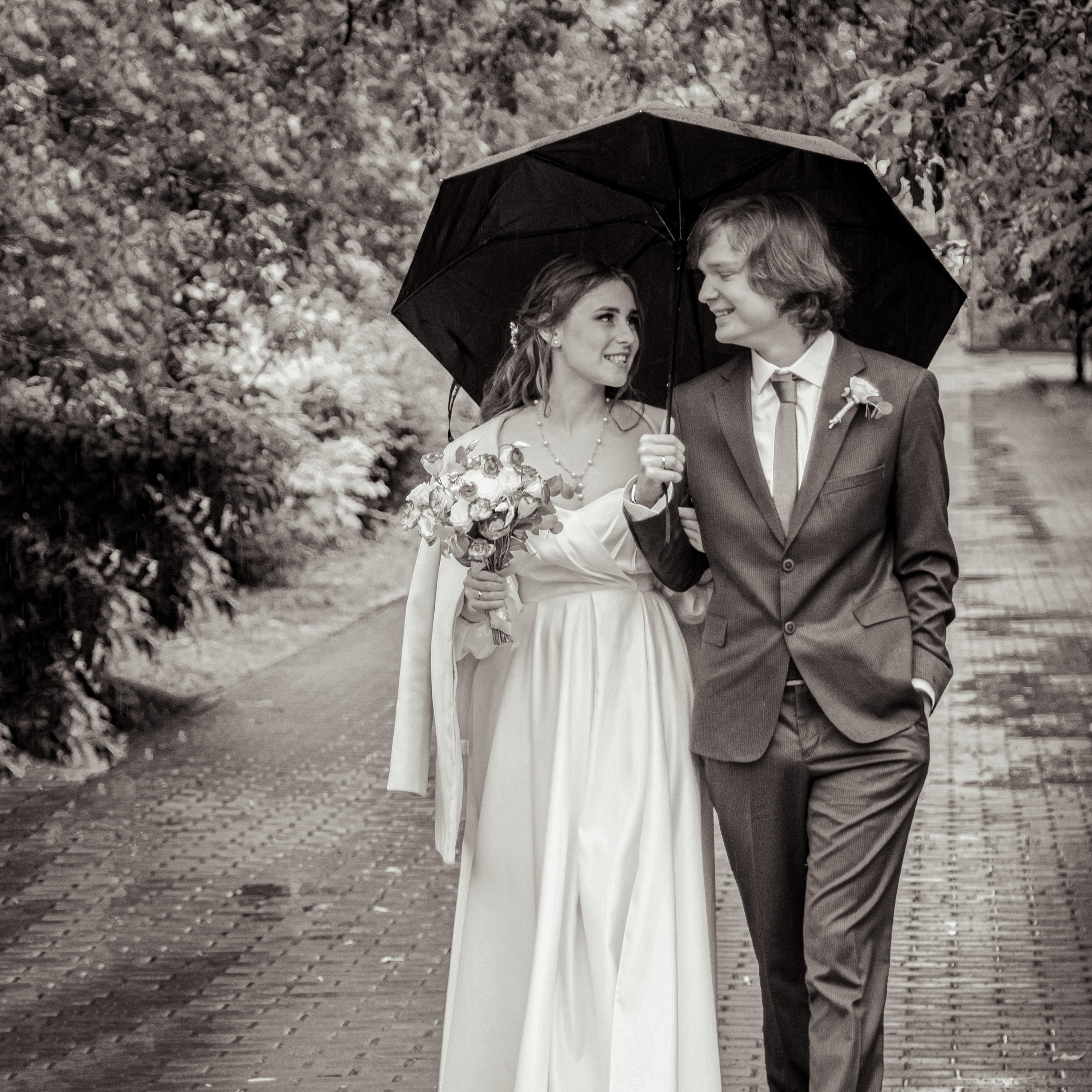 Свадебная фотосессия в Екатеринбурге, невеста и жених прогулка под дождем