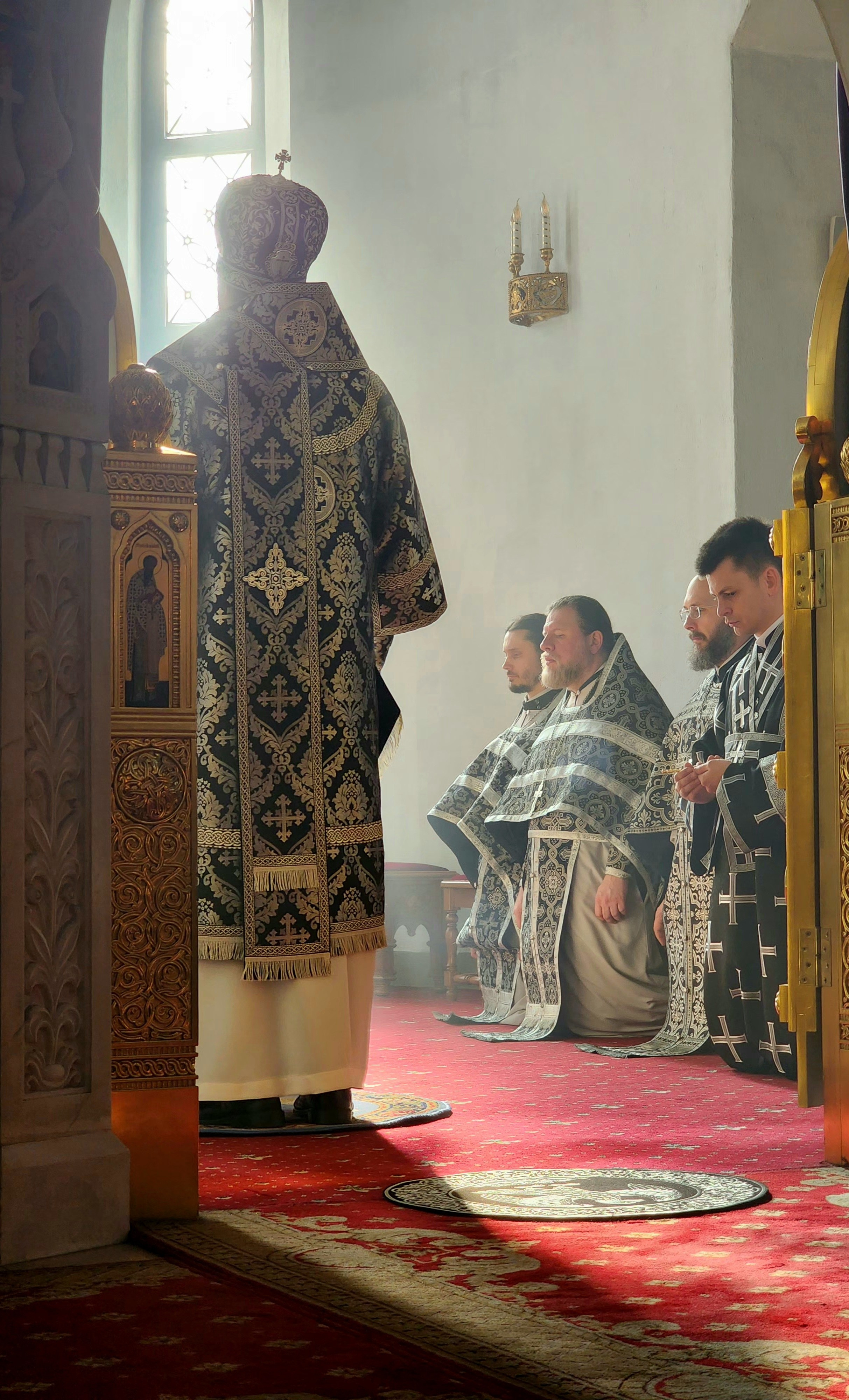 Священники в алтаре на литургии