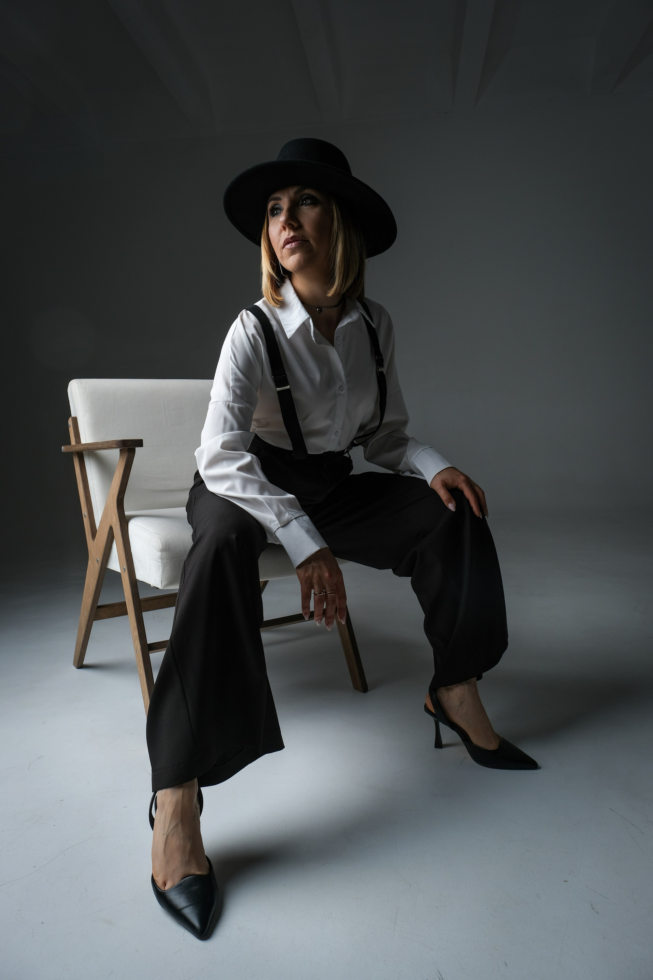 Девушка на стуле в шляпе