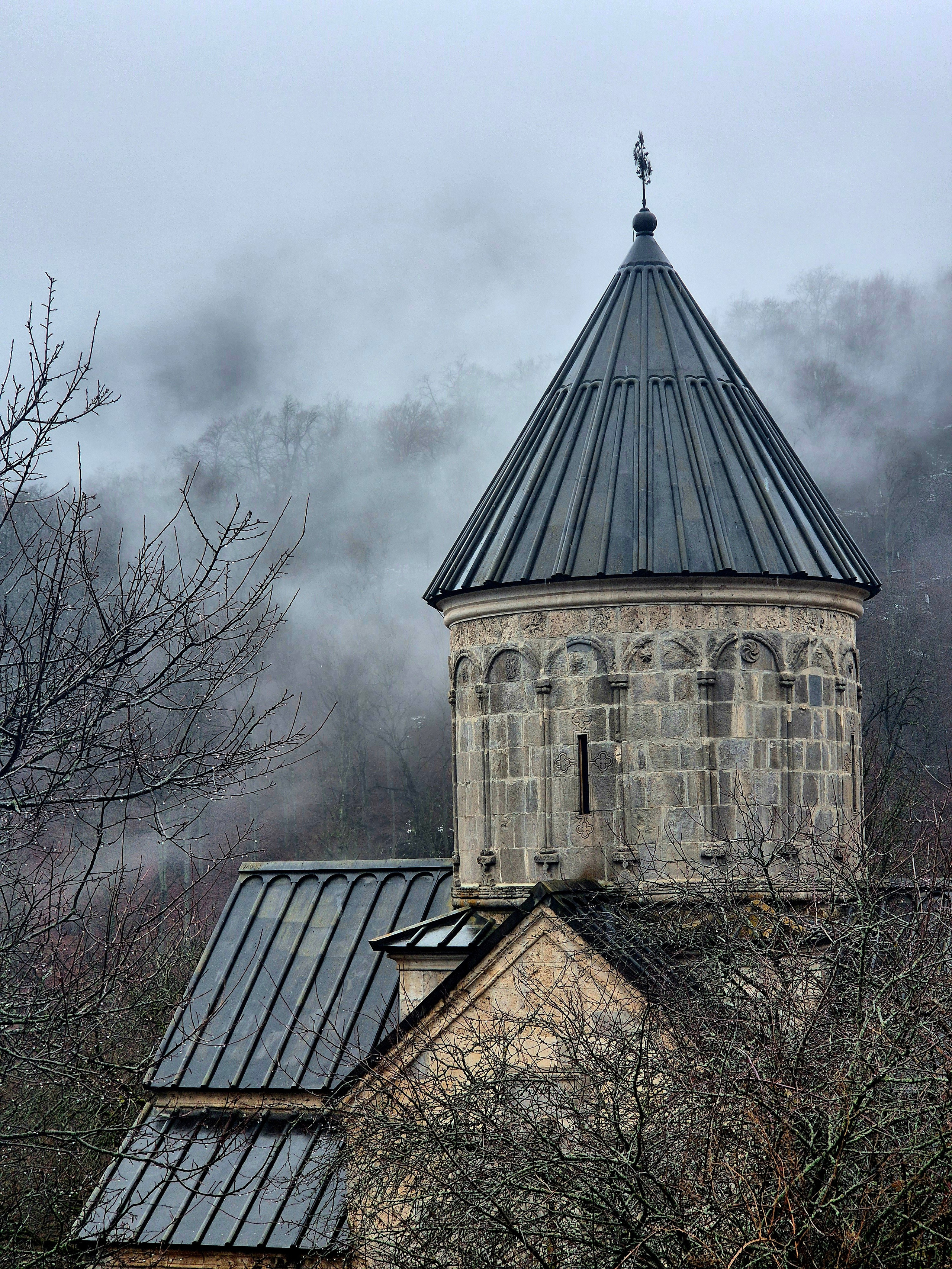 Туман то становился совсем непроглядным, то слегка развеивался и давал сделать фотографии