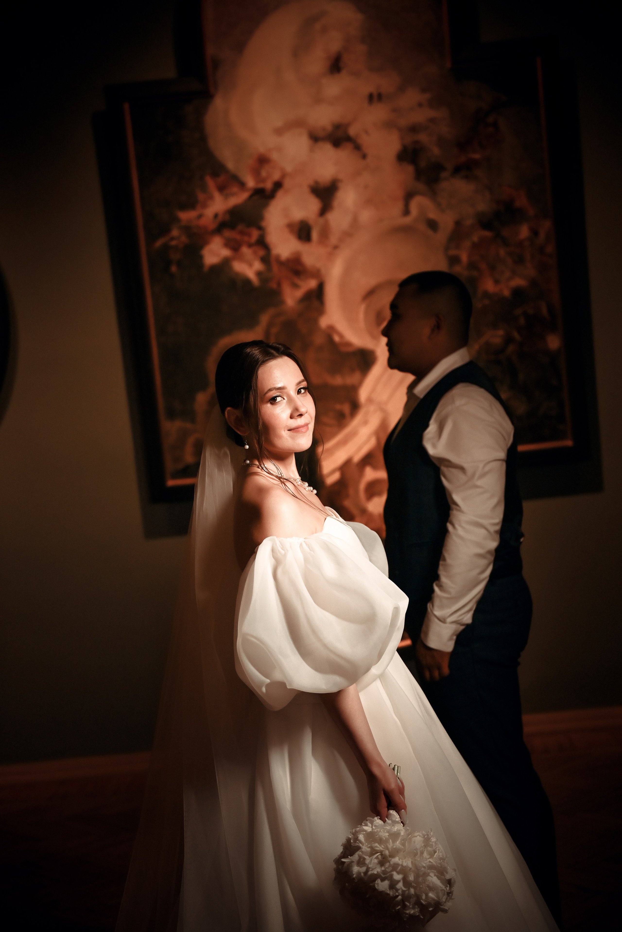 Небольшая свадебная серия в музее и прогулкой под дождем Эльмиры и Ризата. Свадебный, семейный, детский, контент фотограф в Омске Максим Ильин