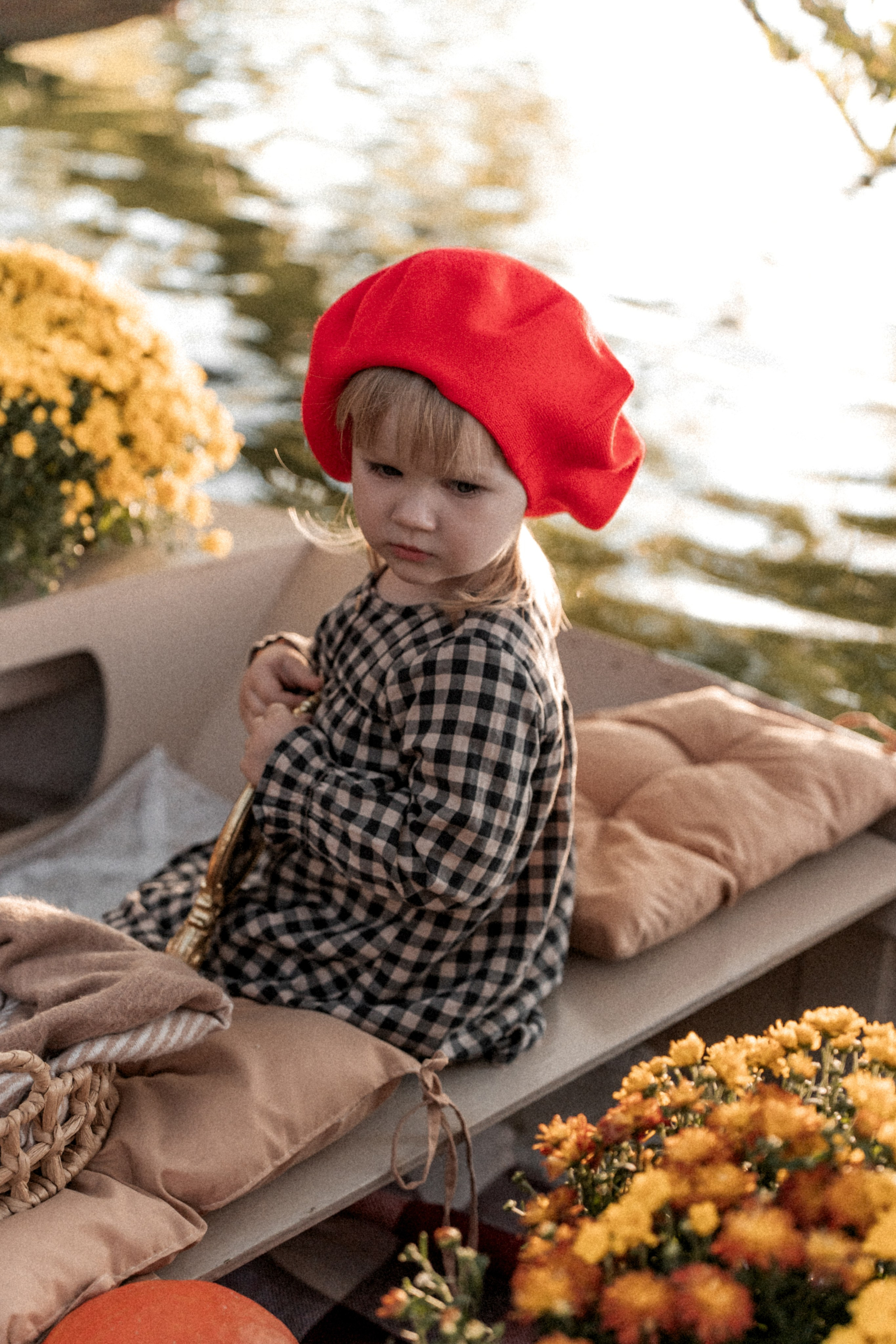 Хризантемовое плаванье маленькой мечтательницы. Ваш семейный фотограф в Минске — Вика Трегубова